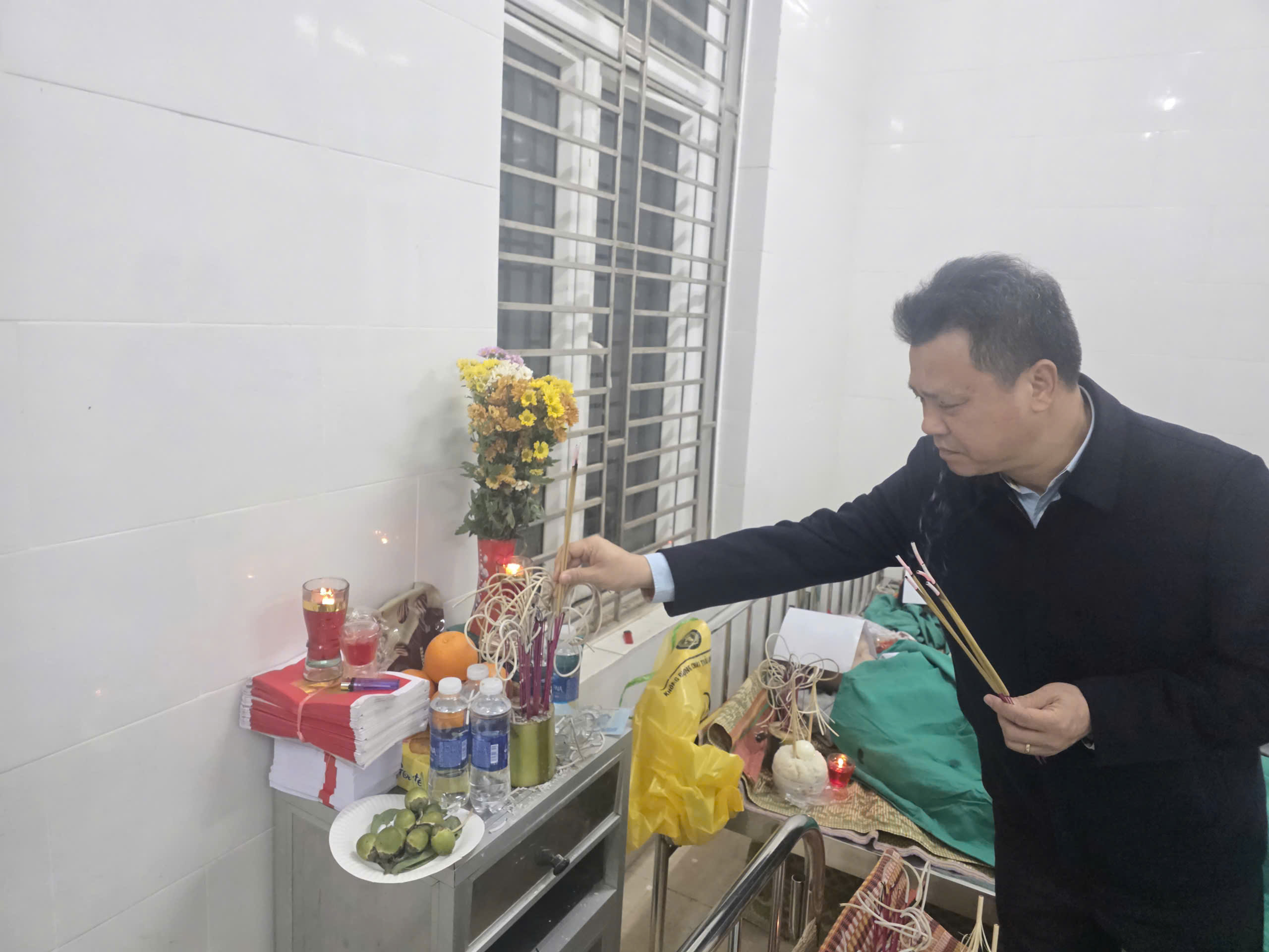 Ủy ban ATGT Quốc gia thăm hỏi gia đ&igrave;nh nạn nh&acirc;n vụ lật xe kh&aacute;ch ở L&agrave;o Cai- Ảnh 2.