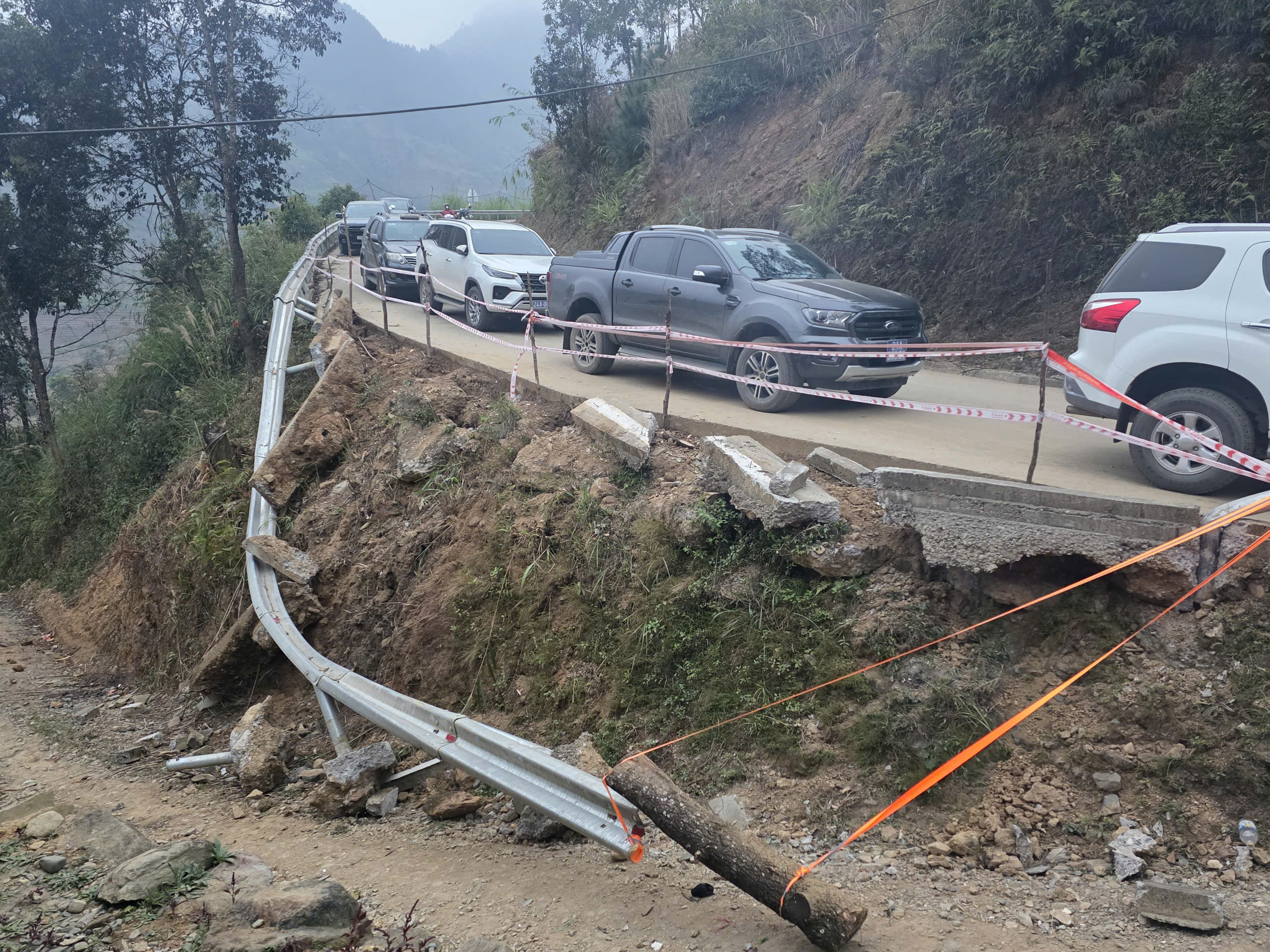 Ủy ban ATGT Quốc gia thăm hỏi gia đ&igrave;nh nạn nh&acirc;n vụ lật xe kh&aacute;ch ở L&agrave;o Cai- Ảnh 3.