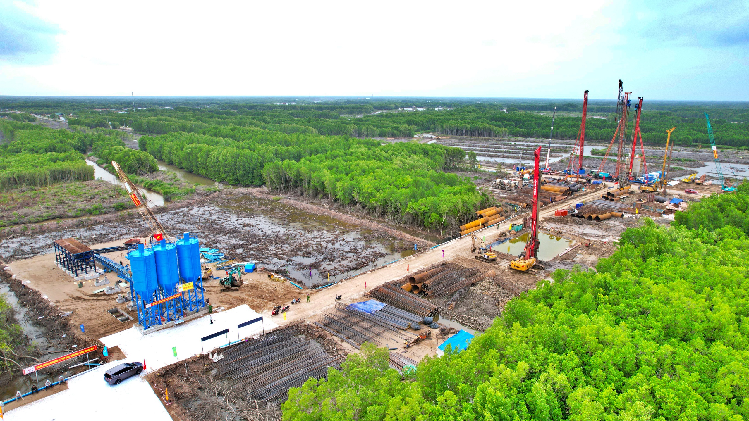 Nhộn nhịp thi c&ocirc;ng cao tốc C&agrave; Mau - Đất Mũi, đường ra đảo H&ograve;n Khoai- Ảnh 1.