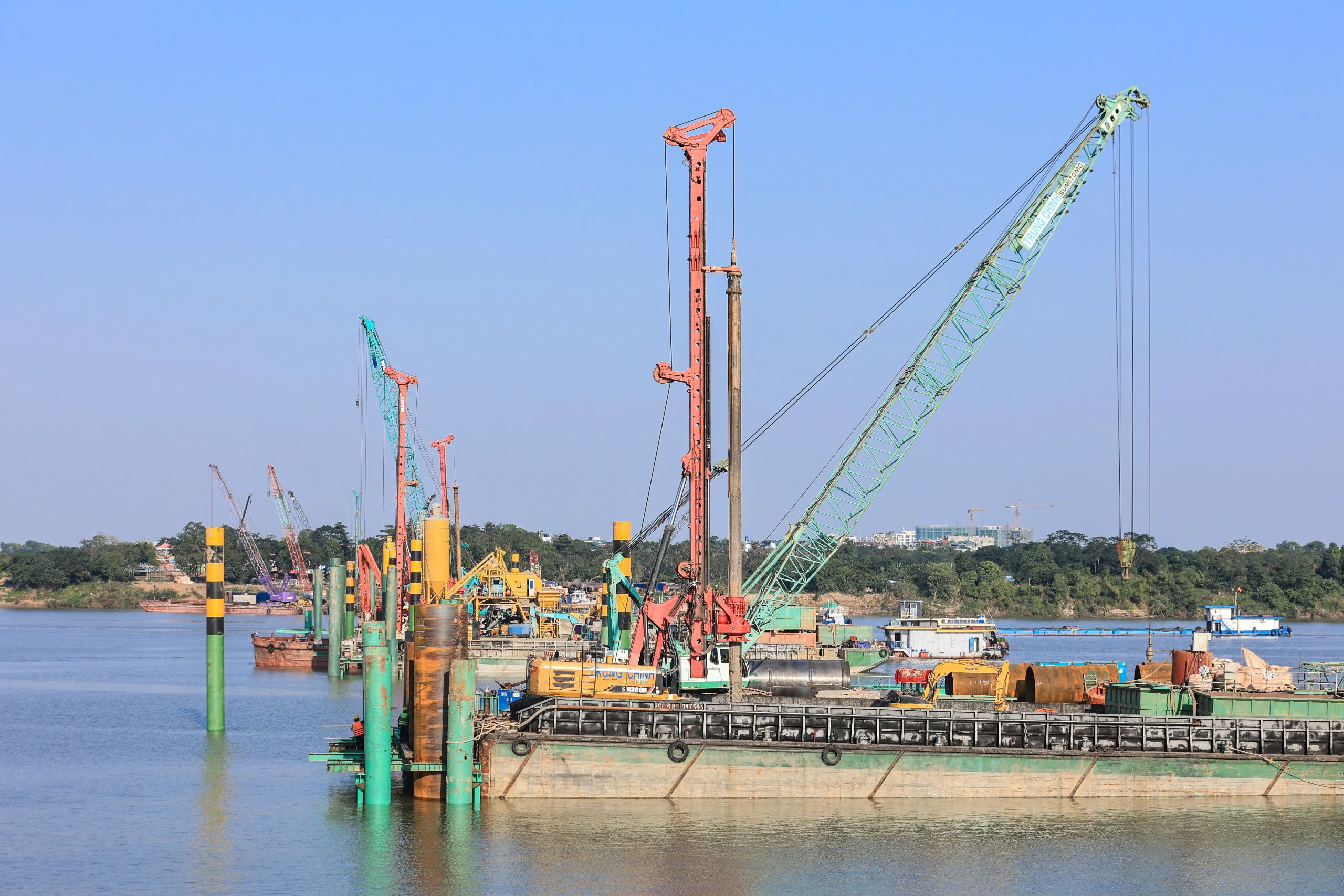 Trung Ch&iacute;nh v&agrave; nhiều nh&agrave; thầu lớn tăng tốc thi c&ocirc;ng cầu Ngọc Hồi- Ảnh 1.