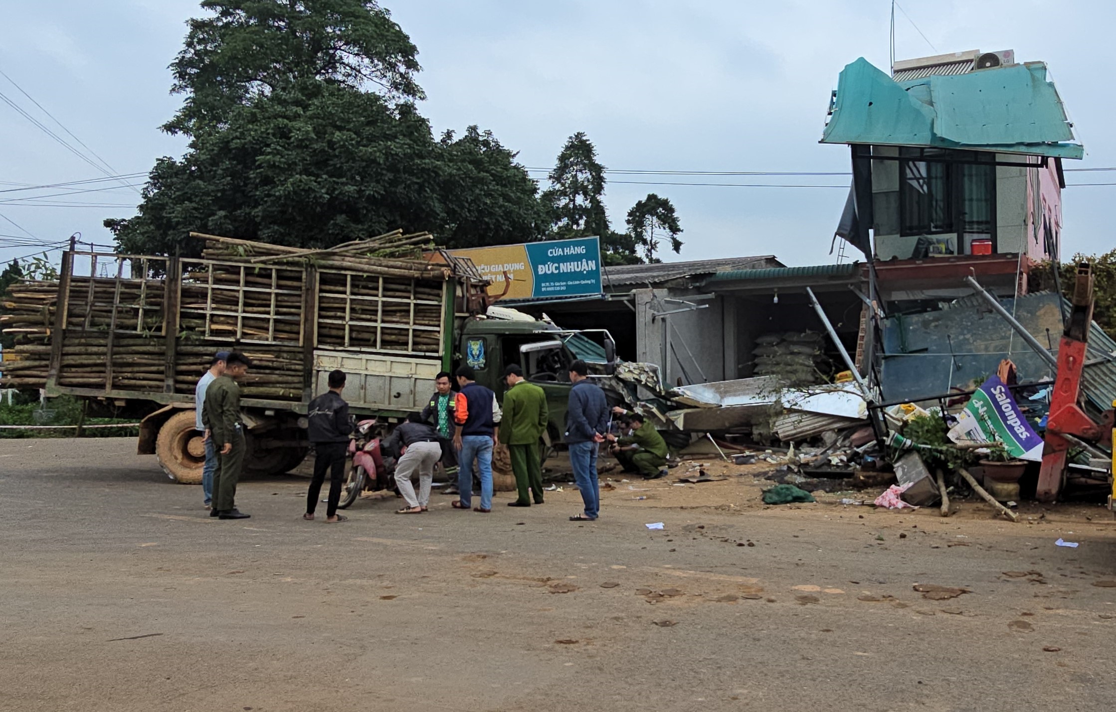 Hiện trường vụ tai nạn l&agrave;m một người tử vong, 4 người bị thương ở Quảng Trị- Ảnh 1.