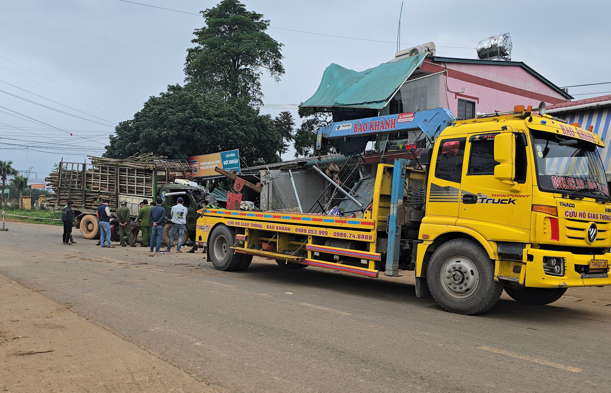 Hiện trường vụ tai nạn l&agrave;m một người tử vong, 4 người bị thương ở Quảng Trị- Ảnh 2.