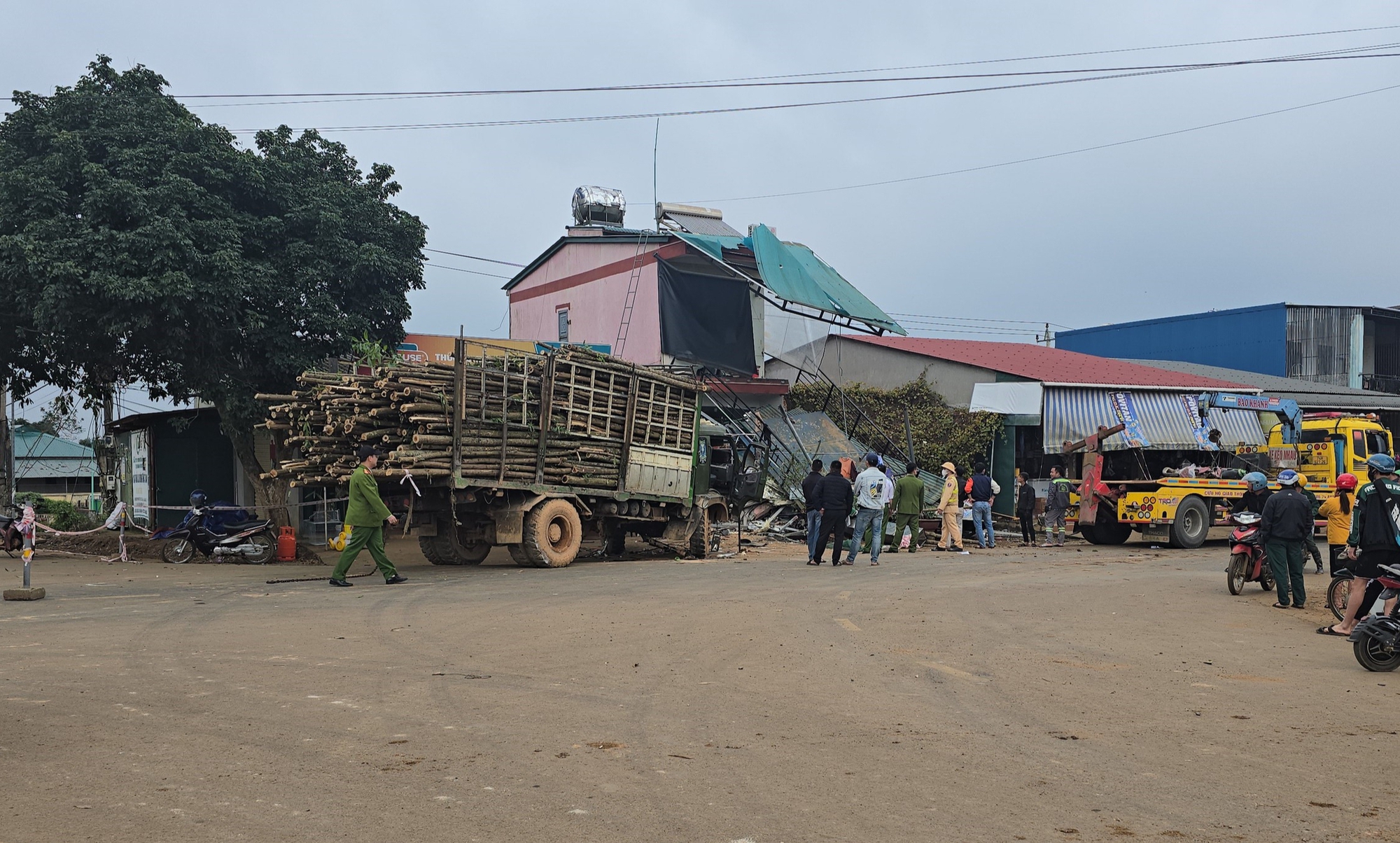 Hiện trường vụ tai nạn l&agrave;m một người tử vong, 4 người bị thương ở Quảng Trị- Ảnh 4.