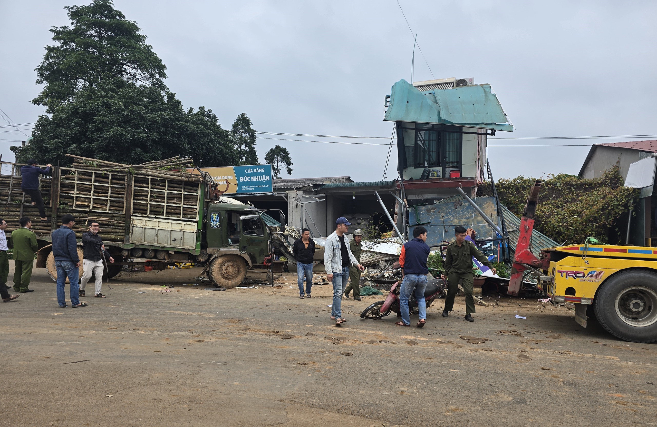 Hiện trường vụ tai nạn l&agrave;m một người tử vong, 4 người bị thương ở Quảng Trị- Ảnh 6.