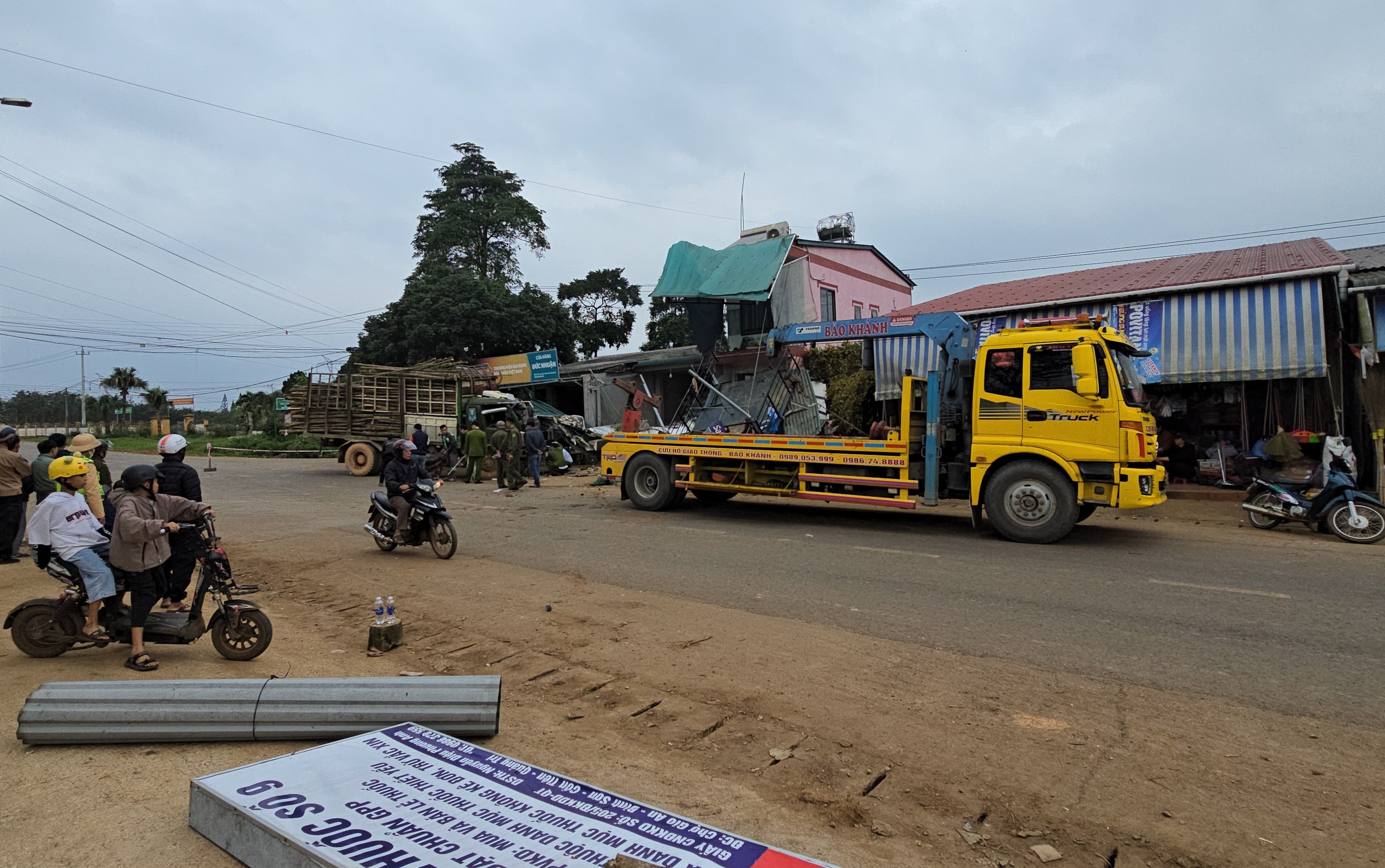 Hiện trường vụ tai nạn l&agrave;m một người tử vong, 4 người bị thương ở Quảng Trị- Ảnh 7.