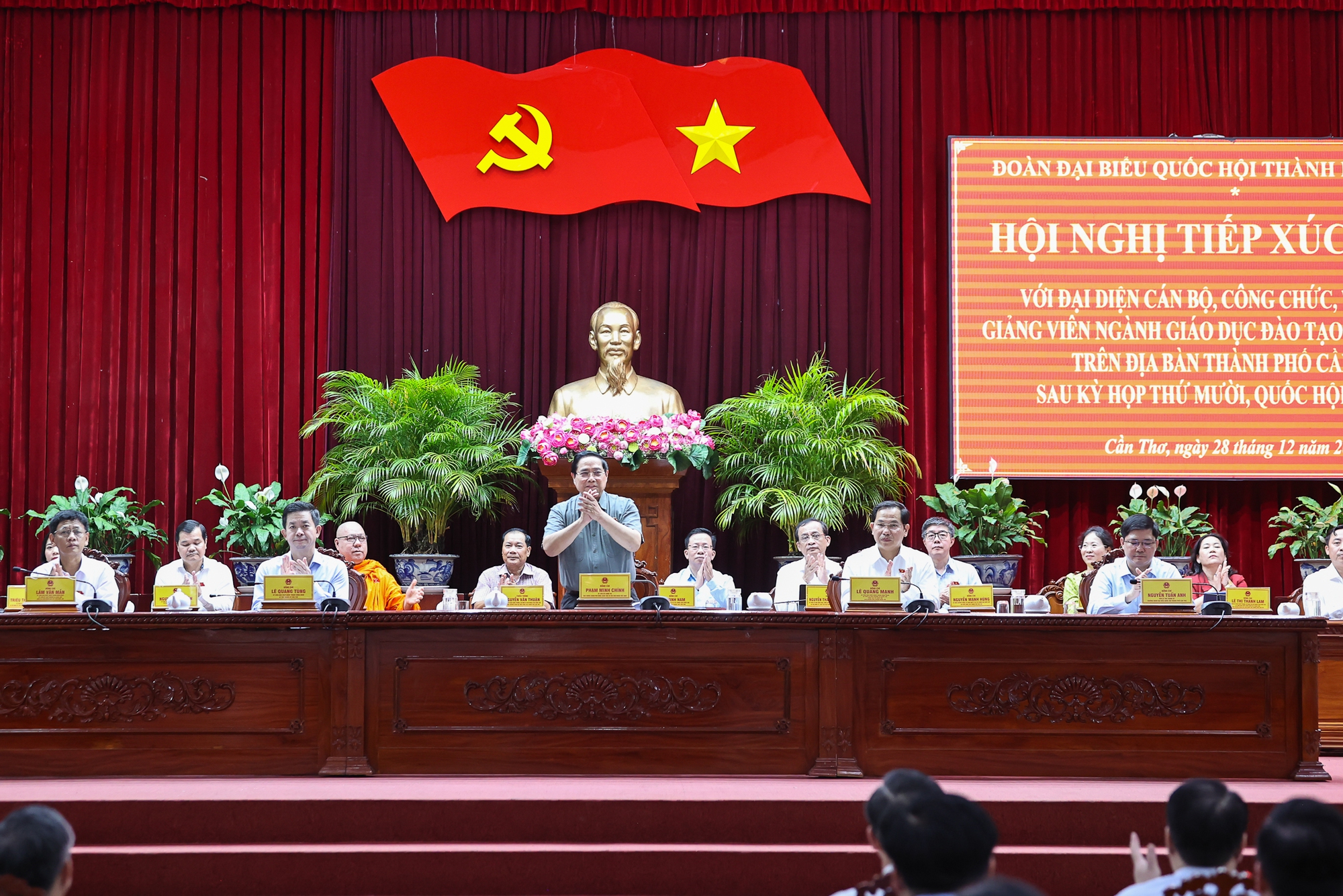 Thủ tướng: Dự kiến đầu tư gần 700 ngh&igrave;n tỷ đồng cho y tế, gi&aacute;o dục trong 10 năm tới- Ảnh 1.