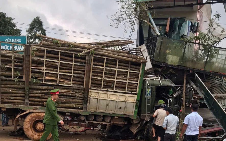 &Ocirc; t&ocirc; tải va chạm xe m&aacute;y ở Quảng Trị, ch&aacute;u b&eacute; tử vong tại chỗ, bốn người bị thương
