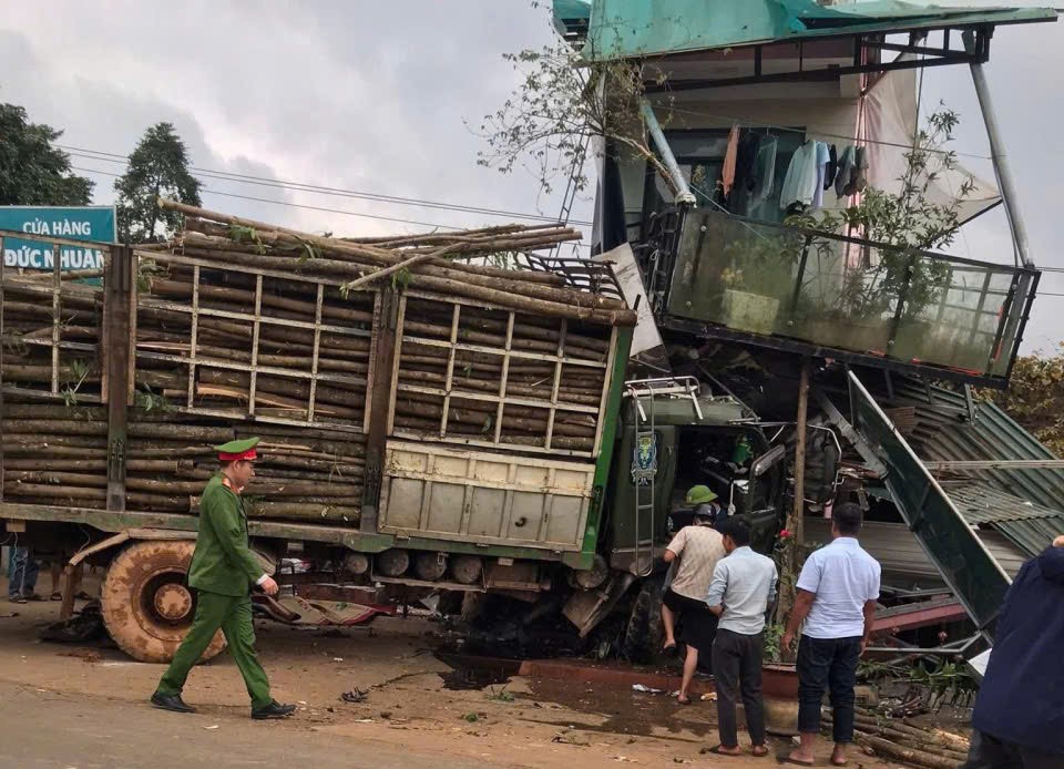 &Ocirc; t&ocirc; tải va chạm xe m&aacute;y ở Quảng Trị, ch&aacute;u b&eacute; tử vong tại chỗ, bốn người bị thương- Ảnh 1.
