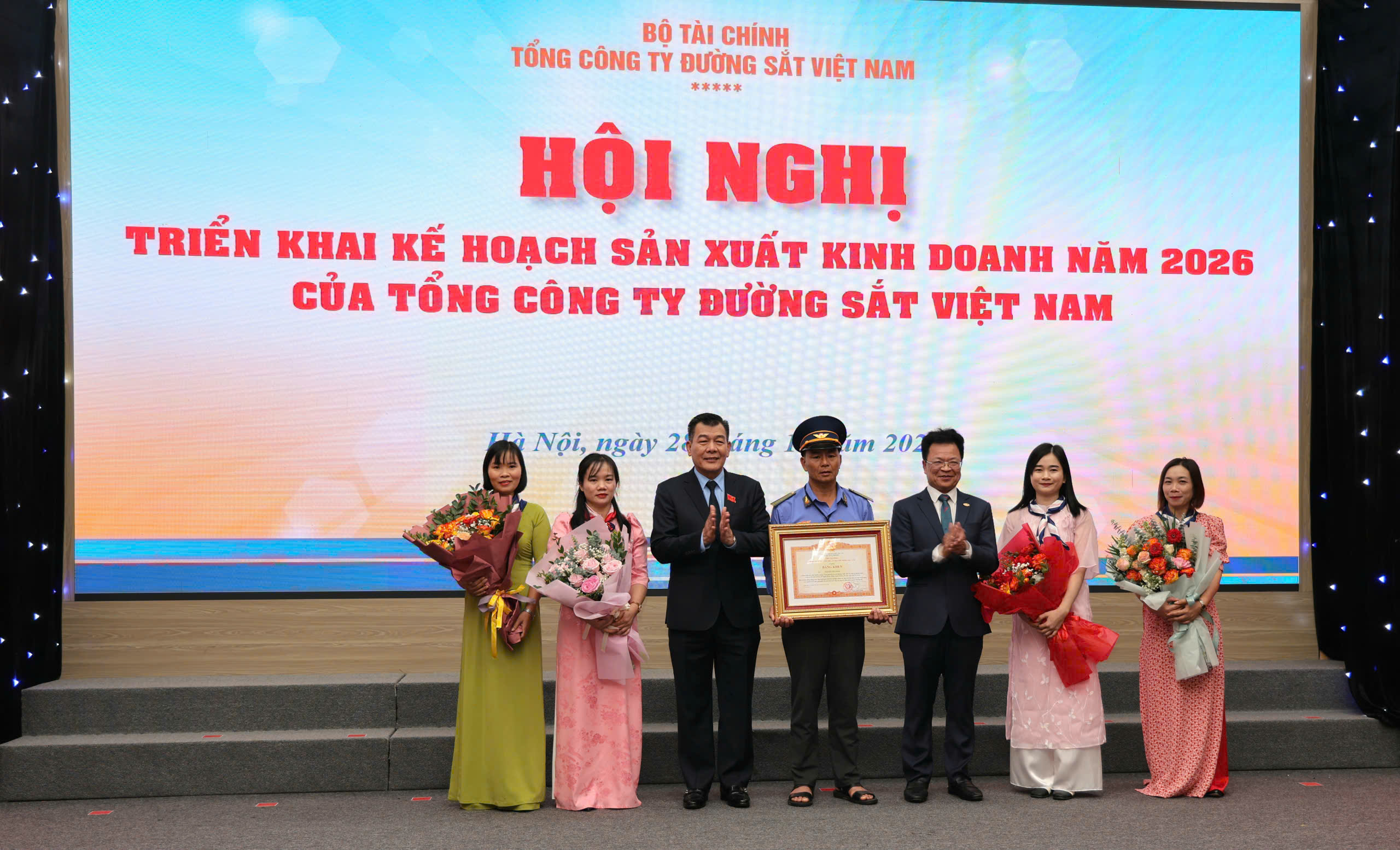 T&aacute;i cơ cấu mạnh mẽ để đường sắt tăng trưởng hai con số- Ảnh 4.