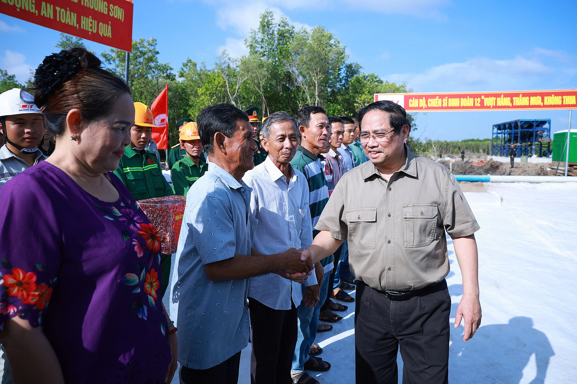 Thủ tướng kiểm tra, đ&ocirc;n đốc một số dự &aacute;n hạ tầng chiến lược tại C&agrave; Mau- Ảnh 3.