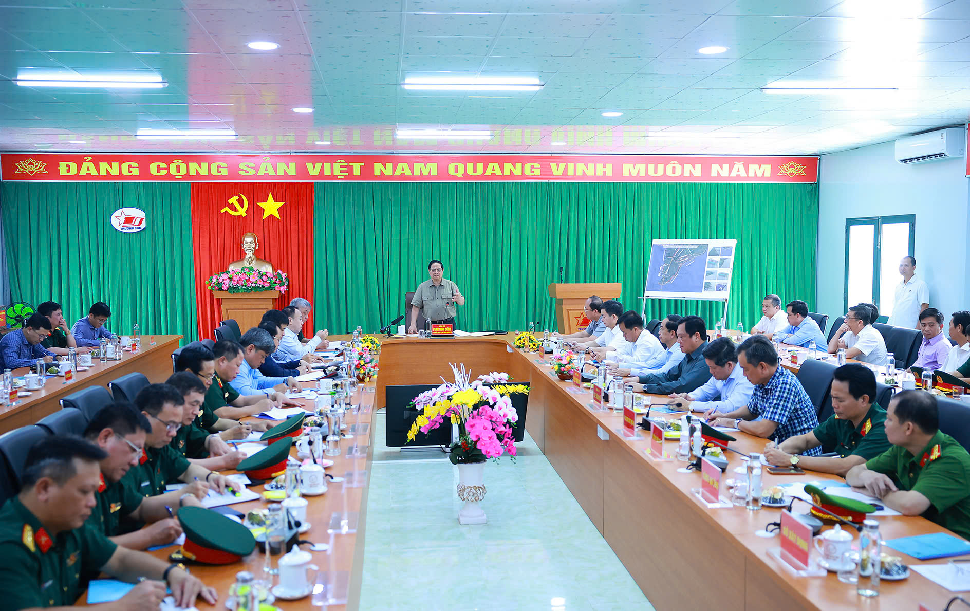 Thủ tướng kiểm tra, đ&ocirc;n đốc một số dự &aacute;n hạ tầng chiến lược tại C&agrave; Mau- Ảnh 6.