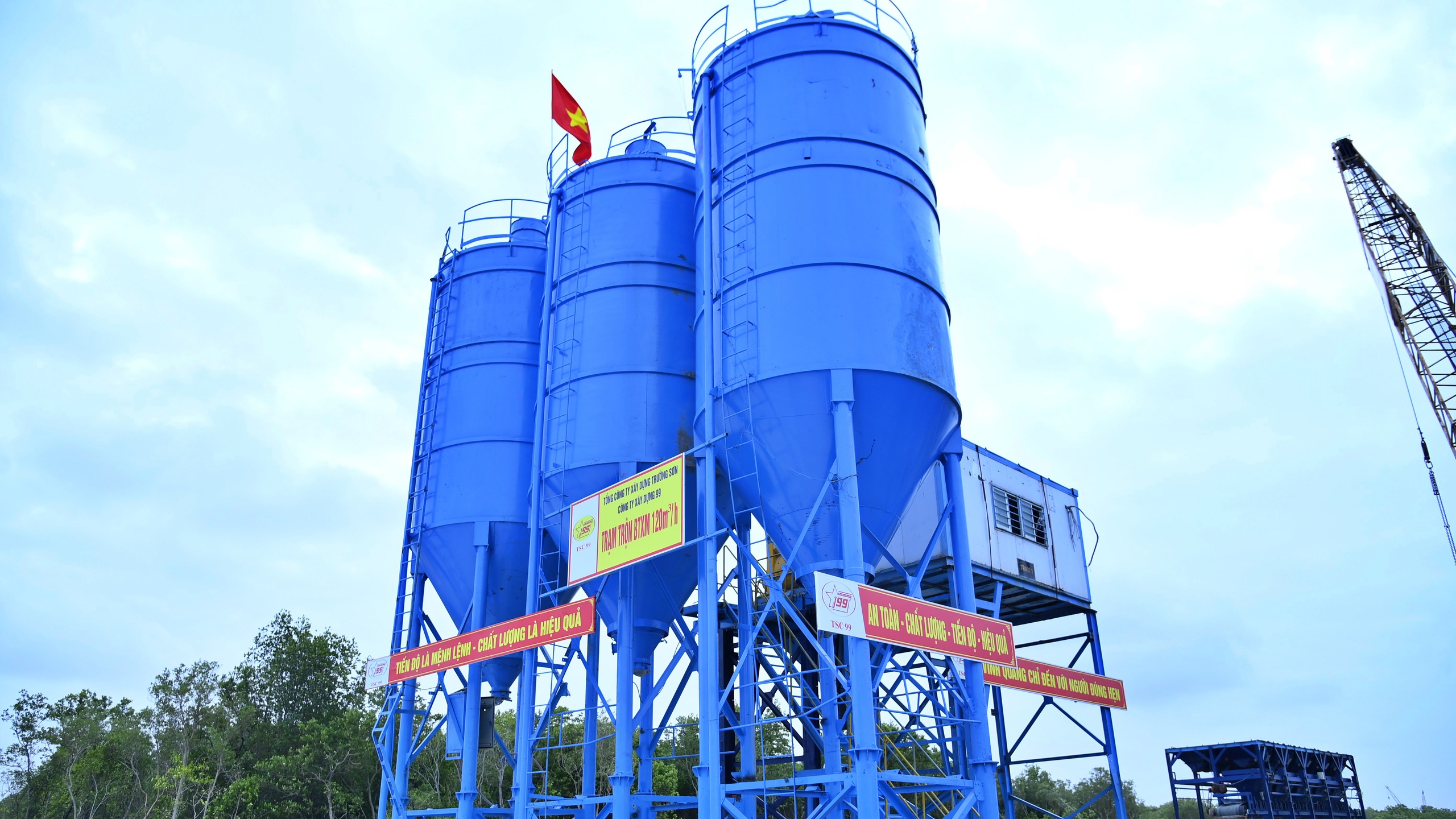 Nhộn nhịp thi c&ocirc;ng cao tốc C&agrave; Mau - Đất Mũi, đường ra đảo H&ograve;n Khoai- Ảnh 5.