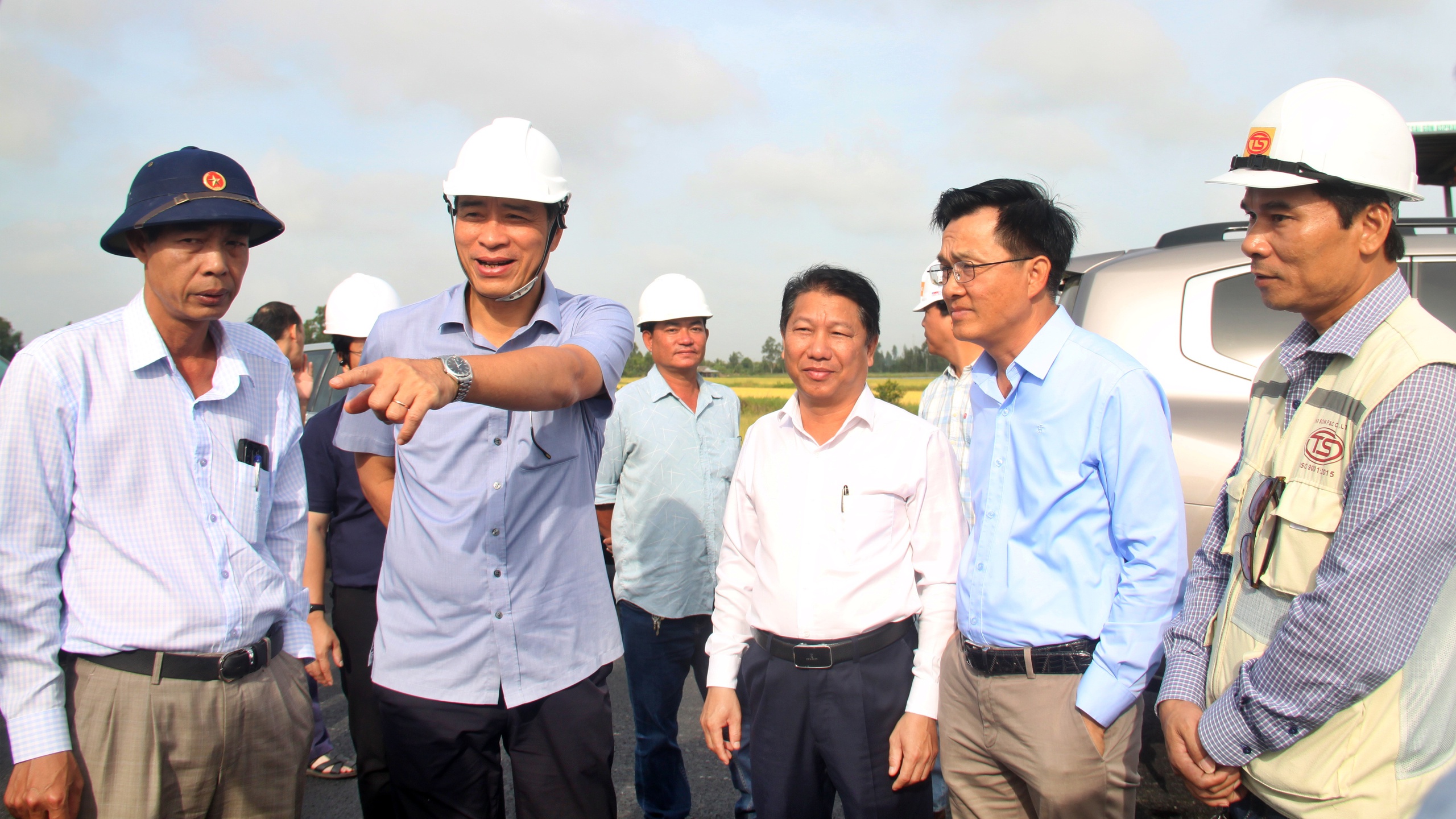 Thứ trưởng Phạm Minh H&agrave;: Tăng ca k&iacute;p, sớm đưa cao tốc Hậu Giang - C&agrave; Mau v&agrave;o khai th&aacute;c- Ảnh 1.