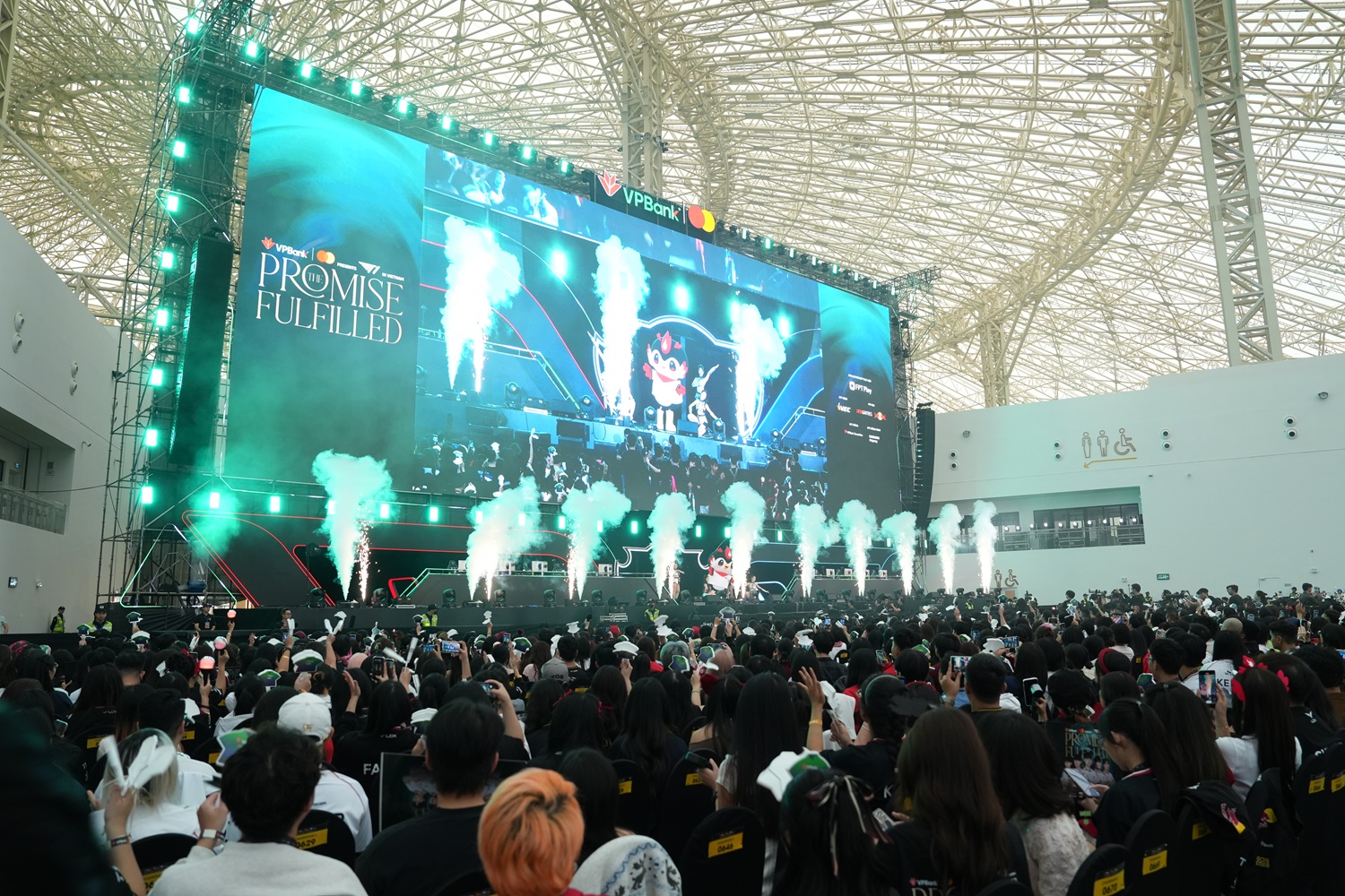 Biển người h&acirc;m mộ tại VEC đ&oacute;n chờ sự xuất hiện của c&aacute;c tuyển thủ Việt Nam & huyền thoại T1