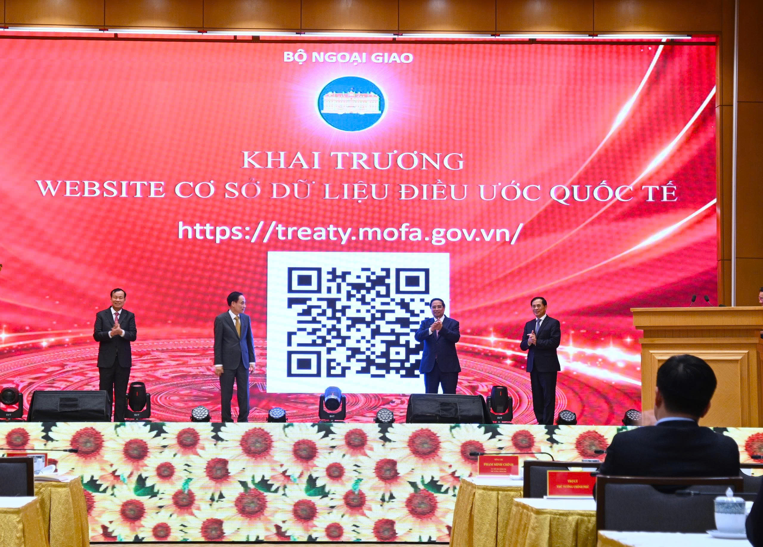 Thủ tướng: Cần n&acirc;ng tầm "sứ mệnh quốc tế", đ&oacute;ng g&oacute;p của Việt Nam cho h&ograve;a b&igrave;nh, ph&aacute;t triển- Ảnh 3.