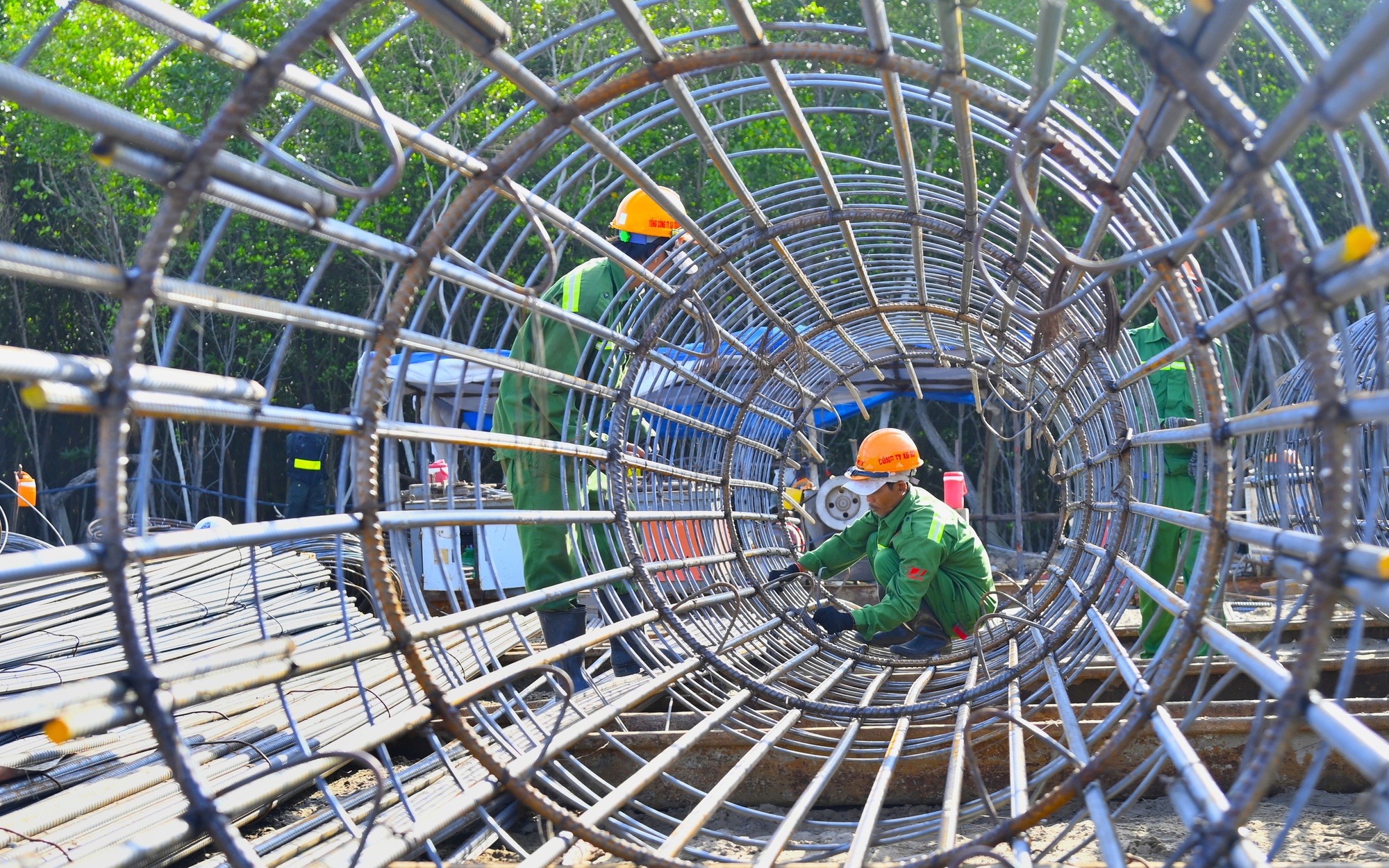 Nhộn nhịp thi công cao tốc Cà Mau - Đất Mũi, đường ra đảo Hòn Khoai