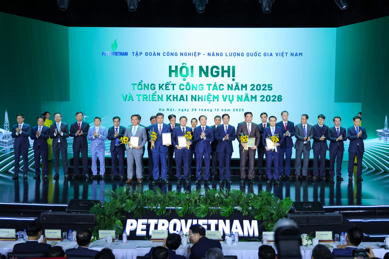 Petrovietnam vinh danh c&aacute;c tập thể c&oacute; th&agrave;nh t&iacute;ch xuất sắc năm 2025- Ảnh 1.