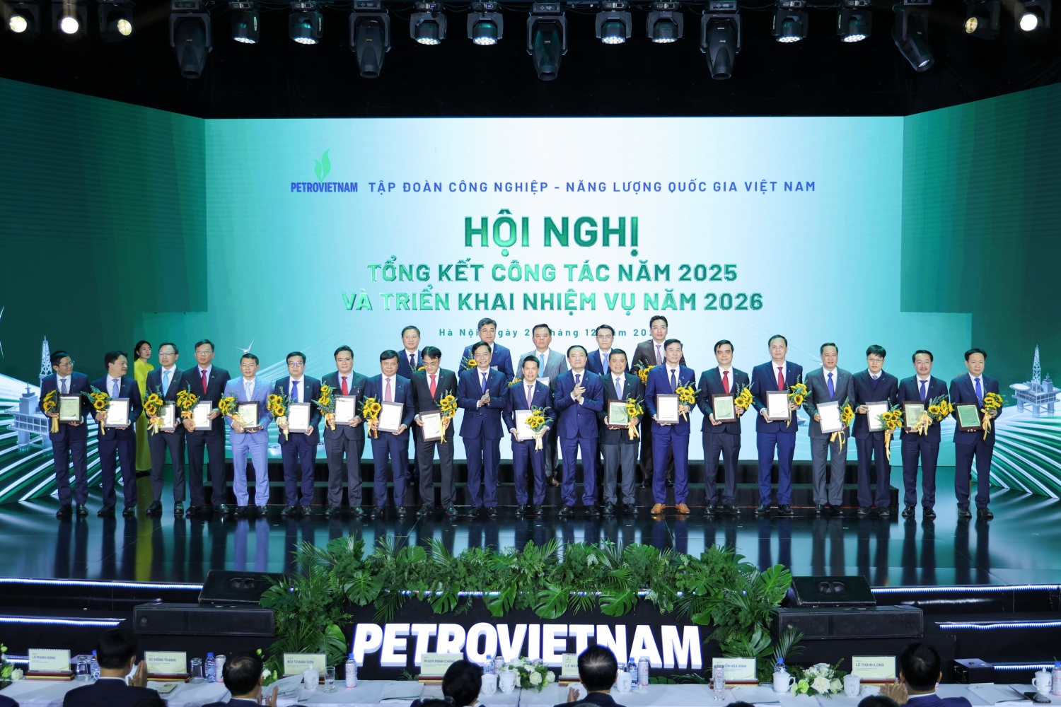 Petrovietnam vinh danh c&aacute;c tập thể c&oacute; th&agrave;nh t&iacute;ch xuất sắc năm 2025- Ảnh 2.