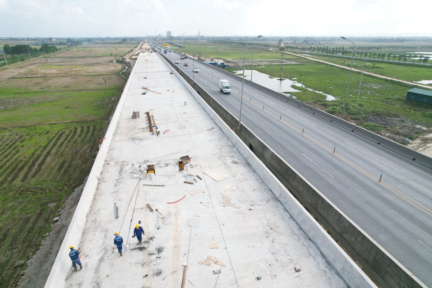 Không nghỉ tết Dương lịch, công nhân tăng ca đẩy nhanh tiến độ cao tốc Cao Bồ - Mai Sơn- Ảnh 1. Không nghỉ tết Dương lịch, công nhân tăng ca đẩy nhanh tiến độ cao tốc Cao Bồ - Mai Sơn- Ảnh 1.