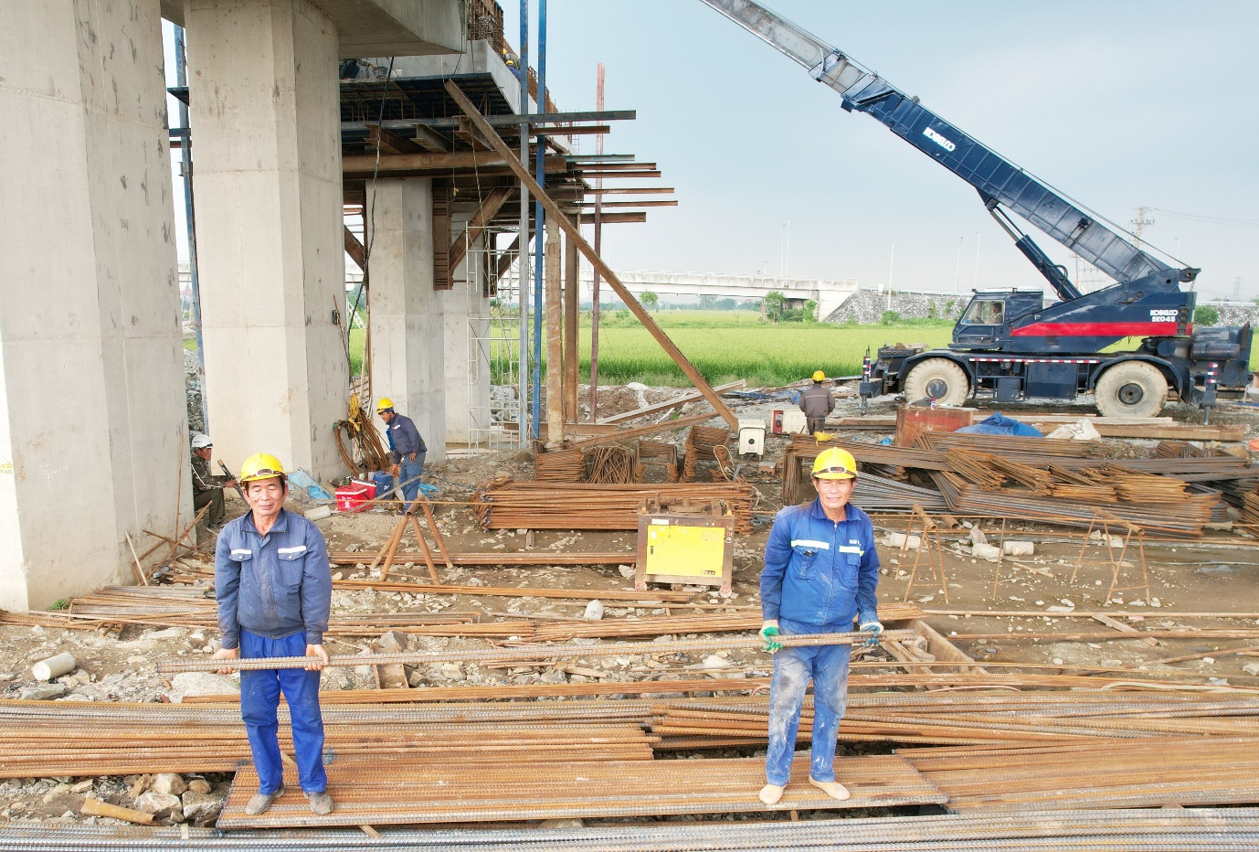 Không nghỉ tết Dương lịch, công nhân tăng ca đẩy nhanh tiến độ cao tốc Cao Bồ - Mai Sơn- Ảnh 2. Không nghỉ tết Dương lịch, công nhân tăng ca đẩy nhanh tiến độ cao tốc Cao Bồ - Mai Sơn- Ảnh 2.