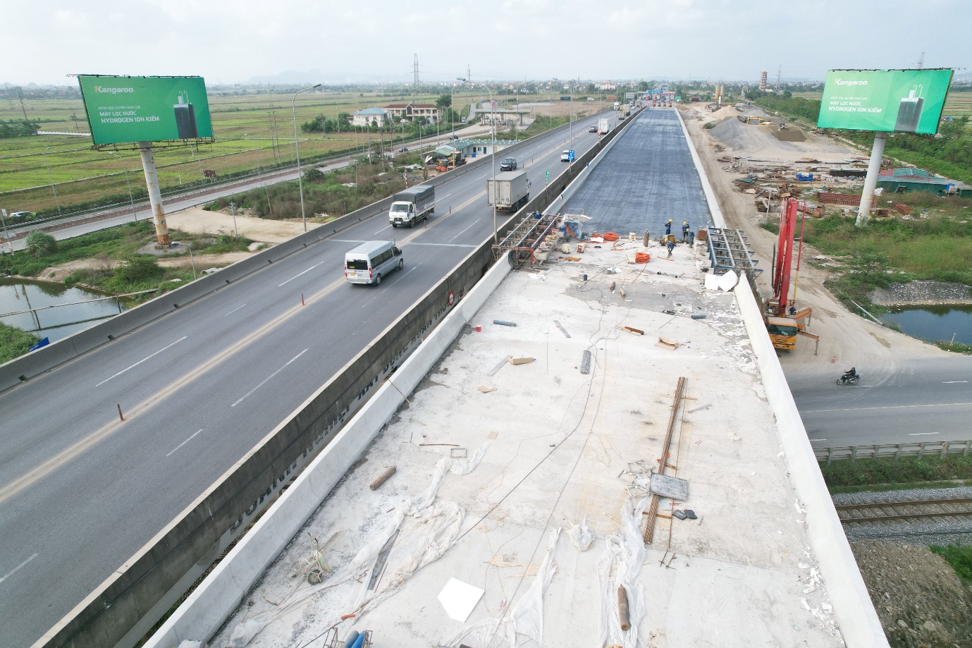 Không nghỉ tết Dương lịch, công nhân tăng ca đẩy nhanh tiến độ cao tốc Cao Bồ - Mai Sơn- Ảnh 3. Không nghỉ tết Dương lịch, công nhân tăng ca đẩy nhanh tiến độ cao tốc Cao Bồ - Mai Sơn- Ảnh 3.