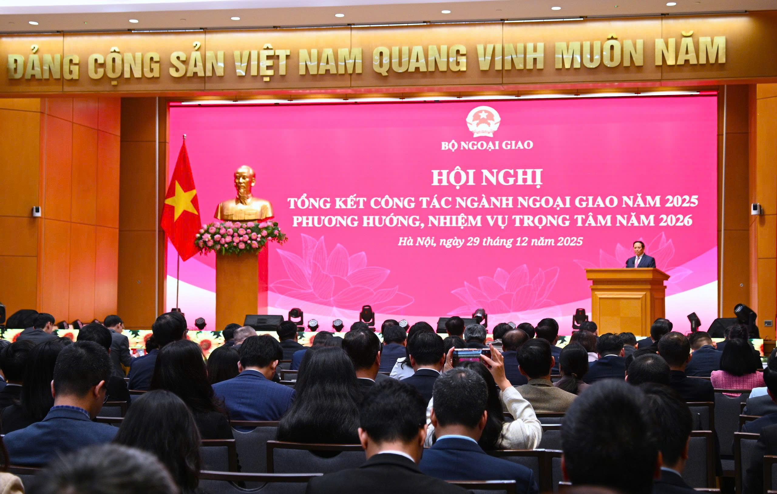 Thủ tướng: Cần n&acirc;ng tầm "sứ mệnh quốc tế", đ&oacute;ng g&oacute;p của Việt Nam cho h&ograve;a b&igrave;nh, ph&aacute;t triển- Ảnh 2.