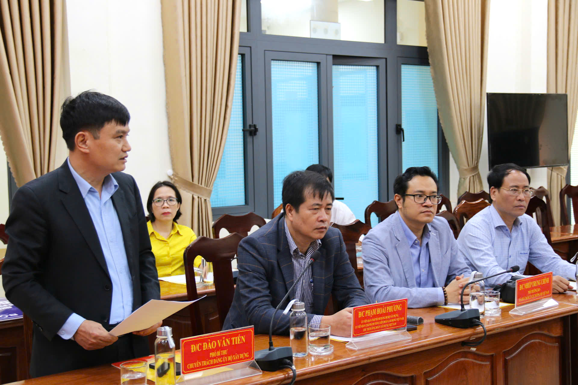 Bộ X&acirc;y dựng trao 1 tỷ đồng hỗ trợ người d&acirc;n Quảng Ng&atilde;i khắc phục hậu quả thi&ecirc;n tai- Ảnh 2.