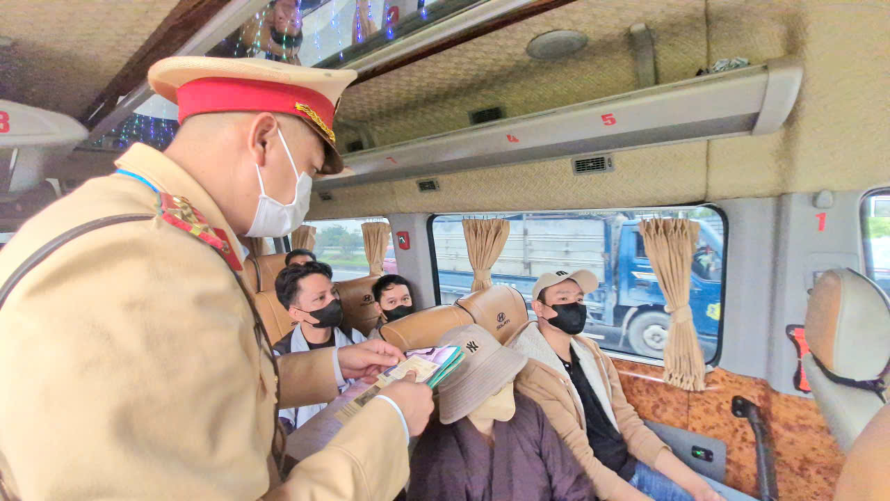 Bắc Ninh: Ki&ecirc;n quyết xử l&yacute;, bảo đảm giao th&ocirc;ng an to&agrave;n, th&ocirc;ng suốt trong dịp Tết- Ảnh 4.