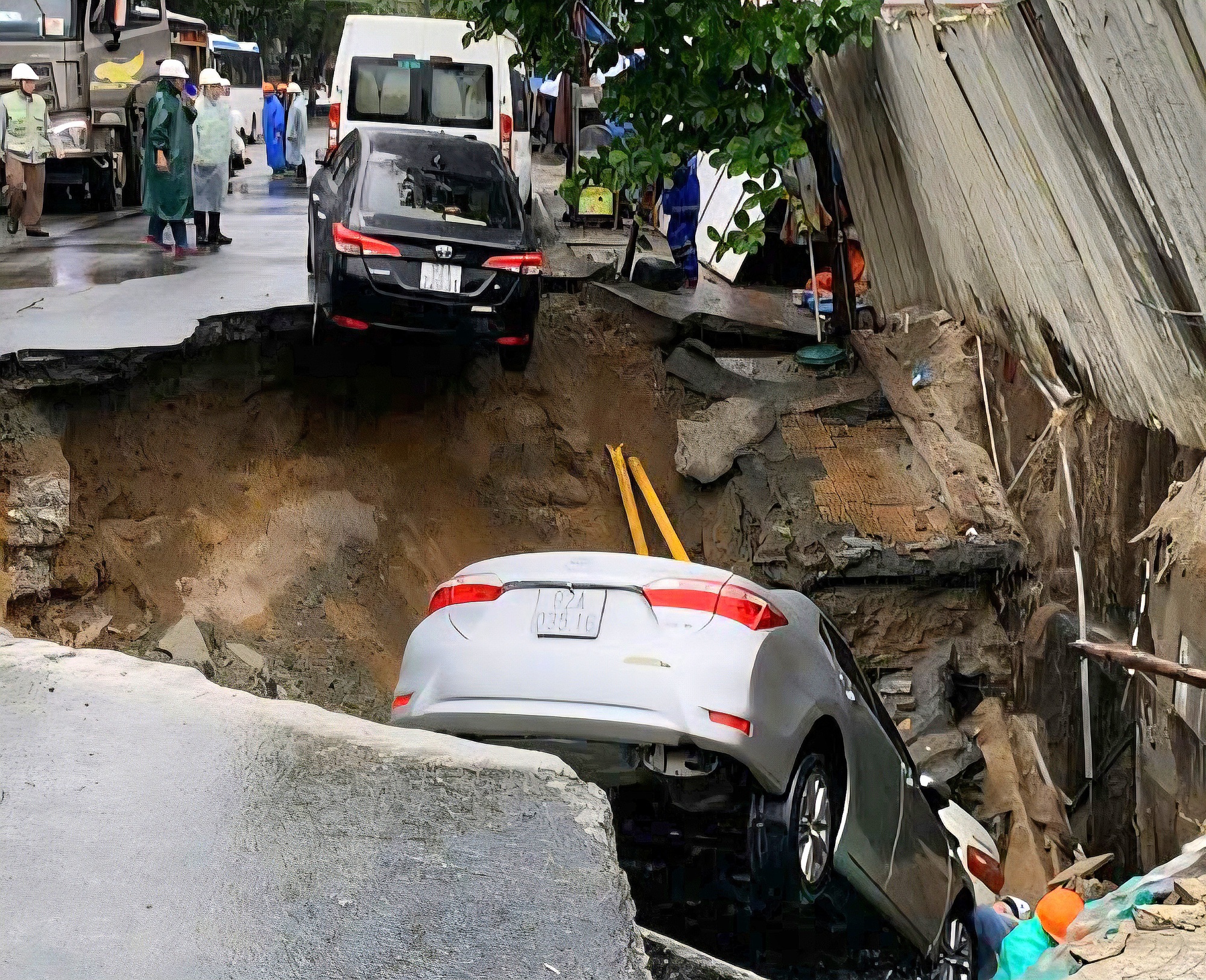 Đường phố Đà Nẵng bất ngờ sụt lún, ô tô rơi xuống hố tử thần- Ảnh 1.