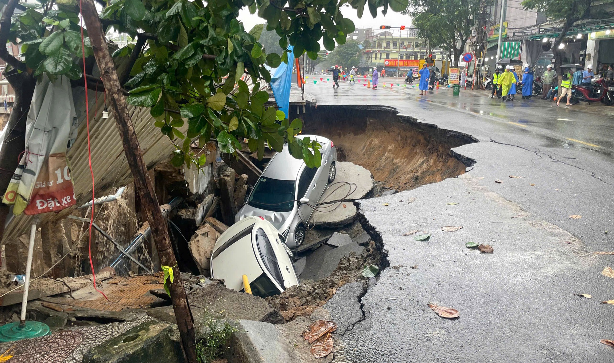 Đường phố Đà Nẵng bất ngờ sụt lún, ô tô rơi xuống hố tử thần- Ảnh 2.