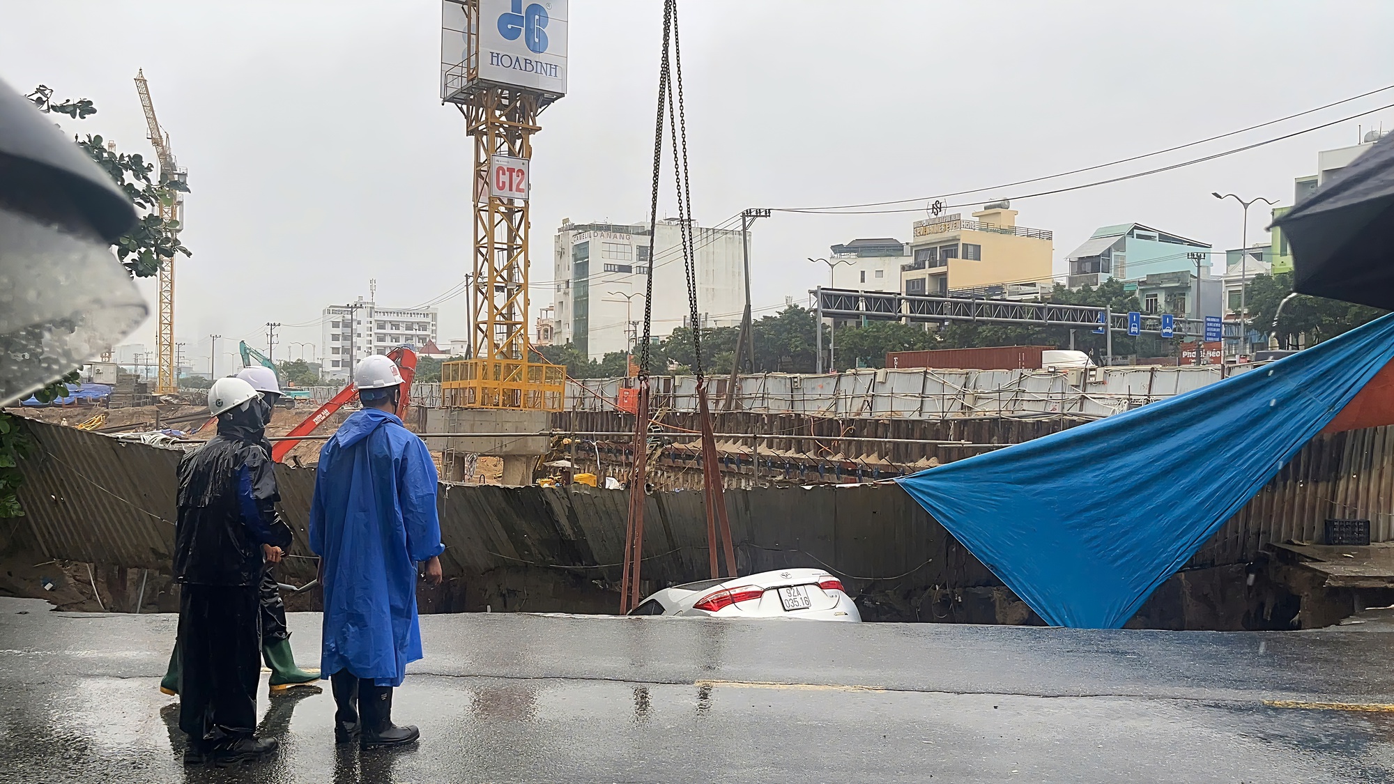 Xác định nguyên nhân đường phố ở Đà Nẵng nuốt chửng 2 ô tô- Ảnh 1.