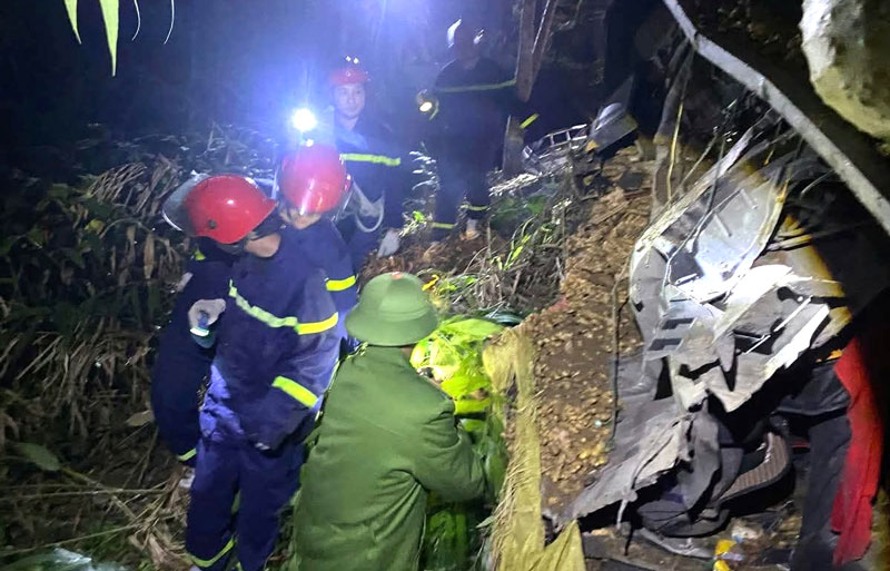 Lực lượng cứu hộ tại hiện trường vụ tai nạn. Lực lượng cứu hộ tại hiện trường vụ tai nạn.