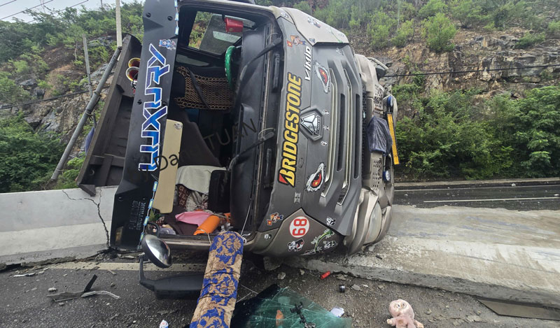 Hiện trường vụ tai nạn khiến xe tải lật ngang trên đèo Cù Hin. Hiện trường vụ tai nạn khiến xe tải lật ngang trên đèo Cù Hin.