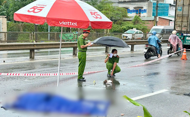 Lực lượng chức năng khám nghiệm hiện trường vụ tai nạn. Lực lượng chức năng khám nghiệm hiện trường vụ tai nạn.