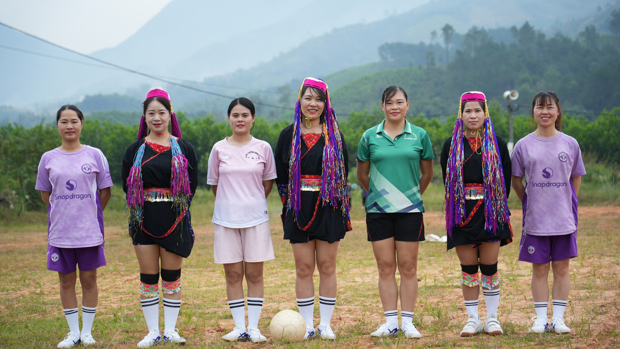 Quang Ninh: Otwarcie rozszerzonego turnieju piłki nożnej kobiet należących do mniejszości etnicznych w 2025 r. – zdjęcie 3. Quảng Ninh: Khai mạc giải bóng đá nữ các dân tộc thiểu số mở rộng năm 2025- Ảnh 3.