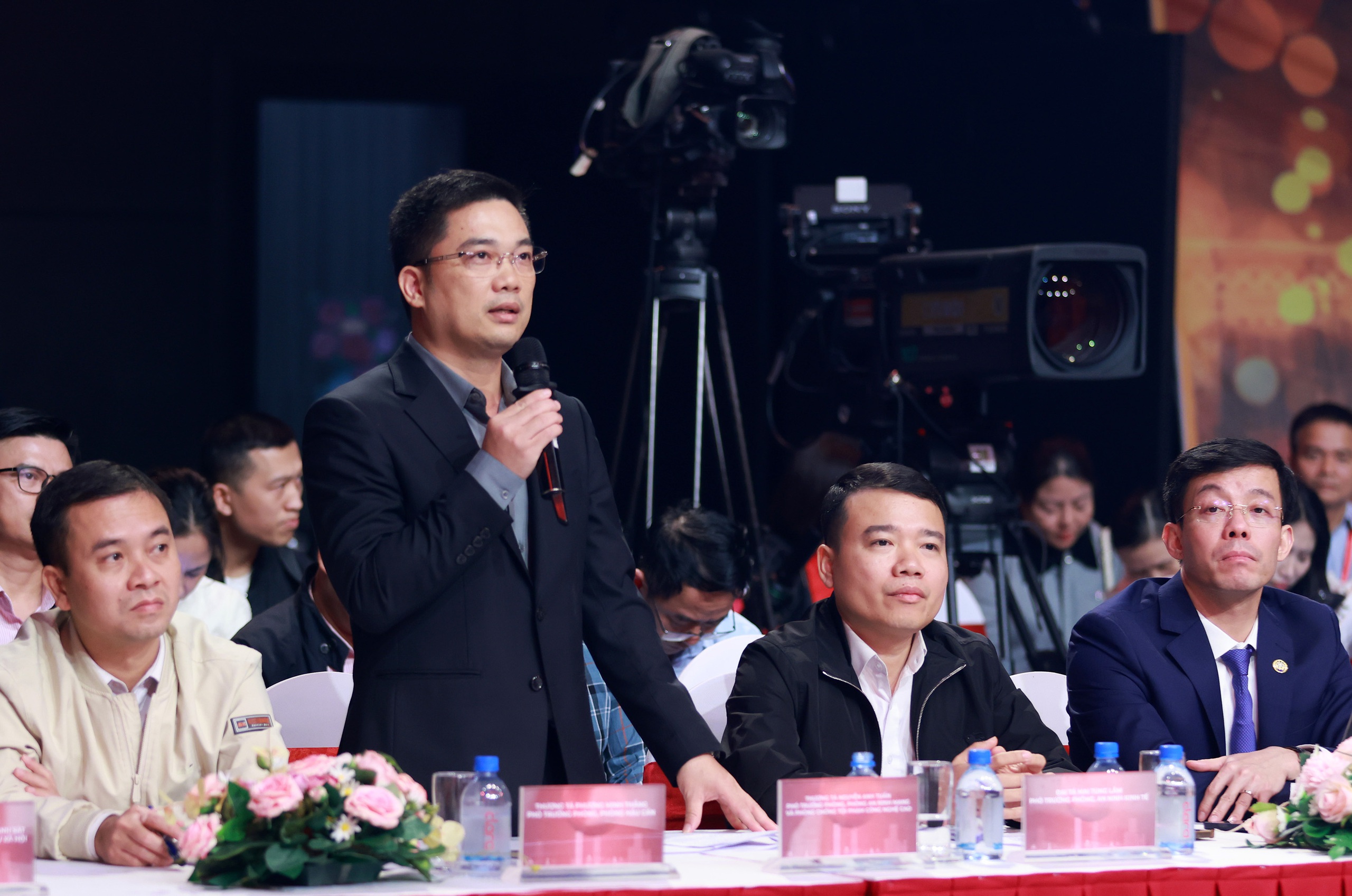 Công an Hà Nội giải đáp về xác nhận thu nhập và cảnh báo “suất ngoại giao” nhà ở xã hội- Ảnh 1. Công an Hà Nội giải đáp về xác nhận thu nhập và cảnh báo “suất ngoại giao” nhà ở xã hội- Ảnh 1.