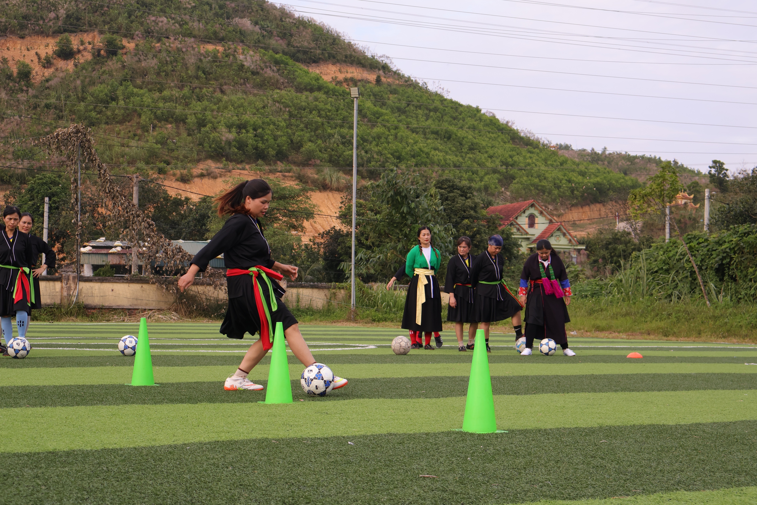 Quang Ninh: Otwarcie rozszerzonego turnieju piłki nożnej kobiet należących do mniejszości etnicznych w 2025 r. – zdjęcie 7. Quảng Ninh: Khai mạc giải bóng đá nữ các dân tộc thiểu số mở rộng năm 2025- Ảnh 7.