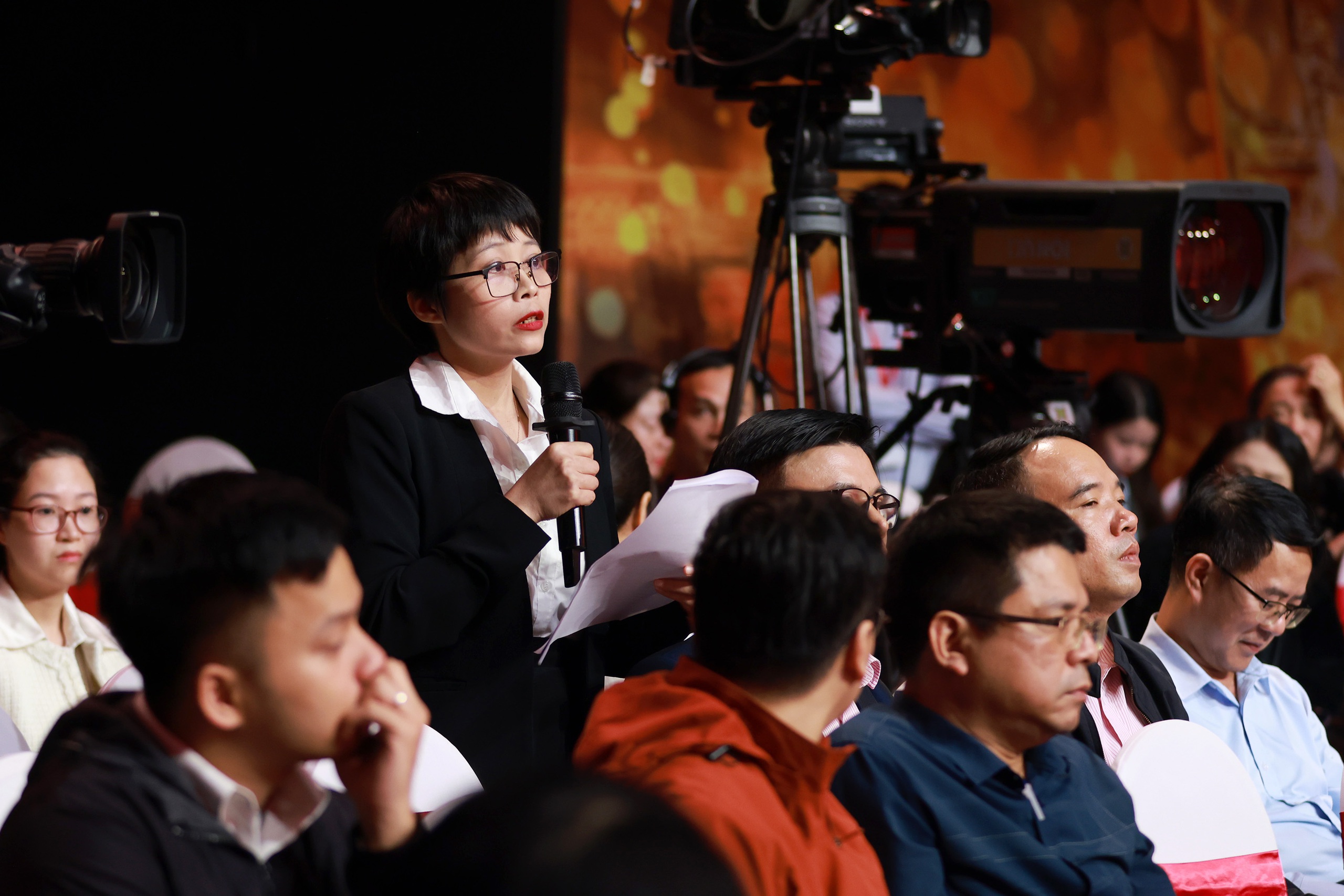 Công an Hà Nội giải đáp về xác nhận thu nhập và cảnh báo “suất ngoại giao” nhà ở xã hội- Ảnh 2. Công an Hà Nội giải đáp về xác nhận thu nhập và cảnh báo “suất ngoại giao” nhà ở xã hội- Ảnh 2.