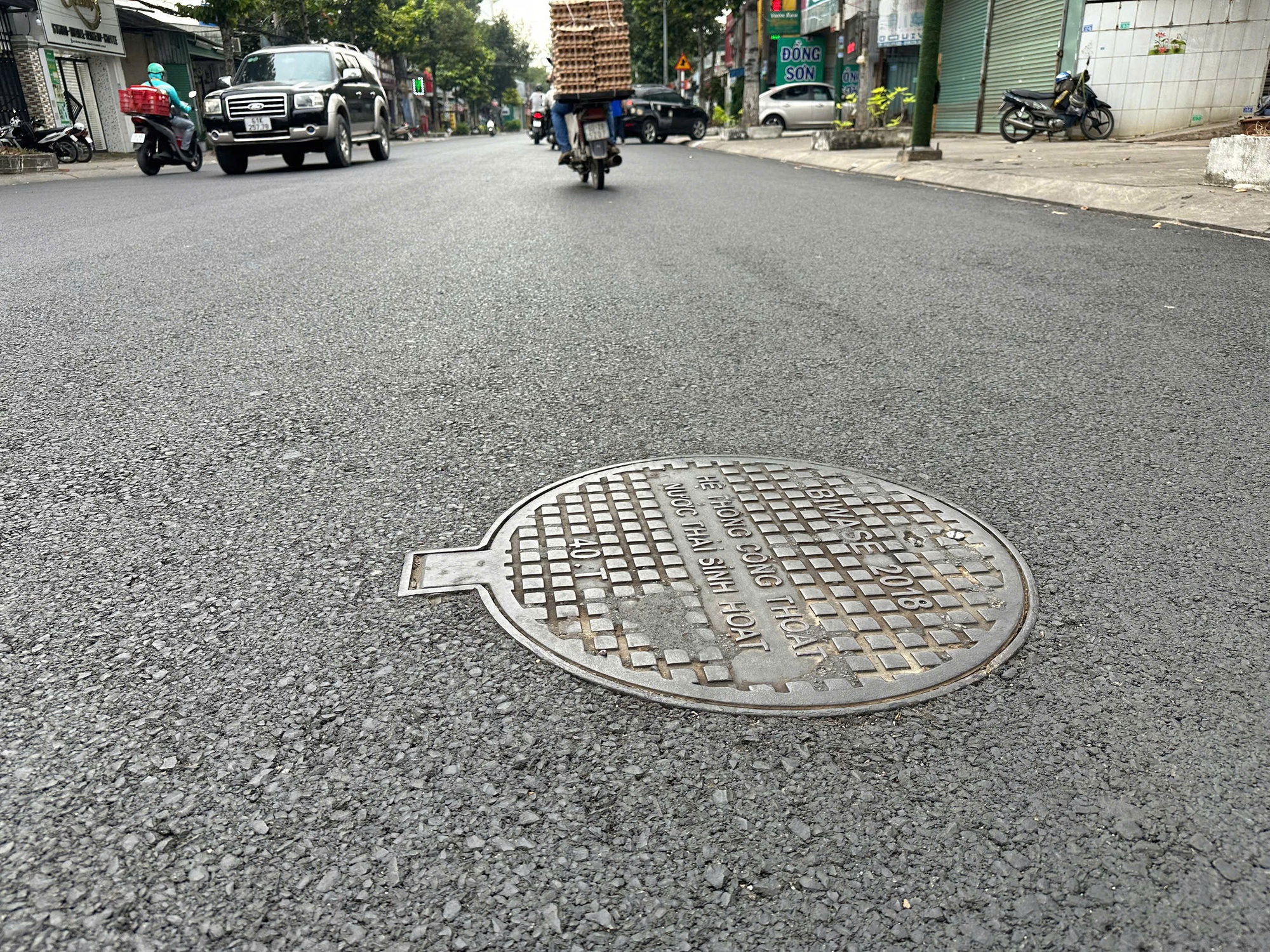 TP.HCM: Thảm nhựa đường Lê Hồng Phong sau sự cố dân té ngã- Ảnh 2.