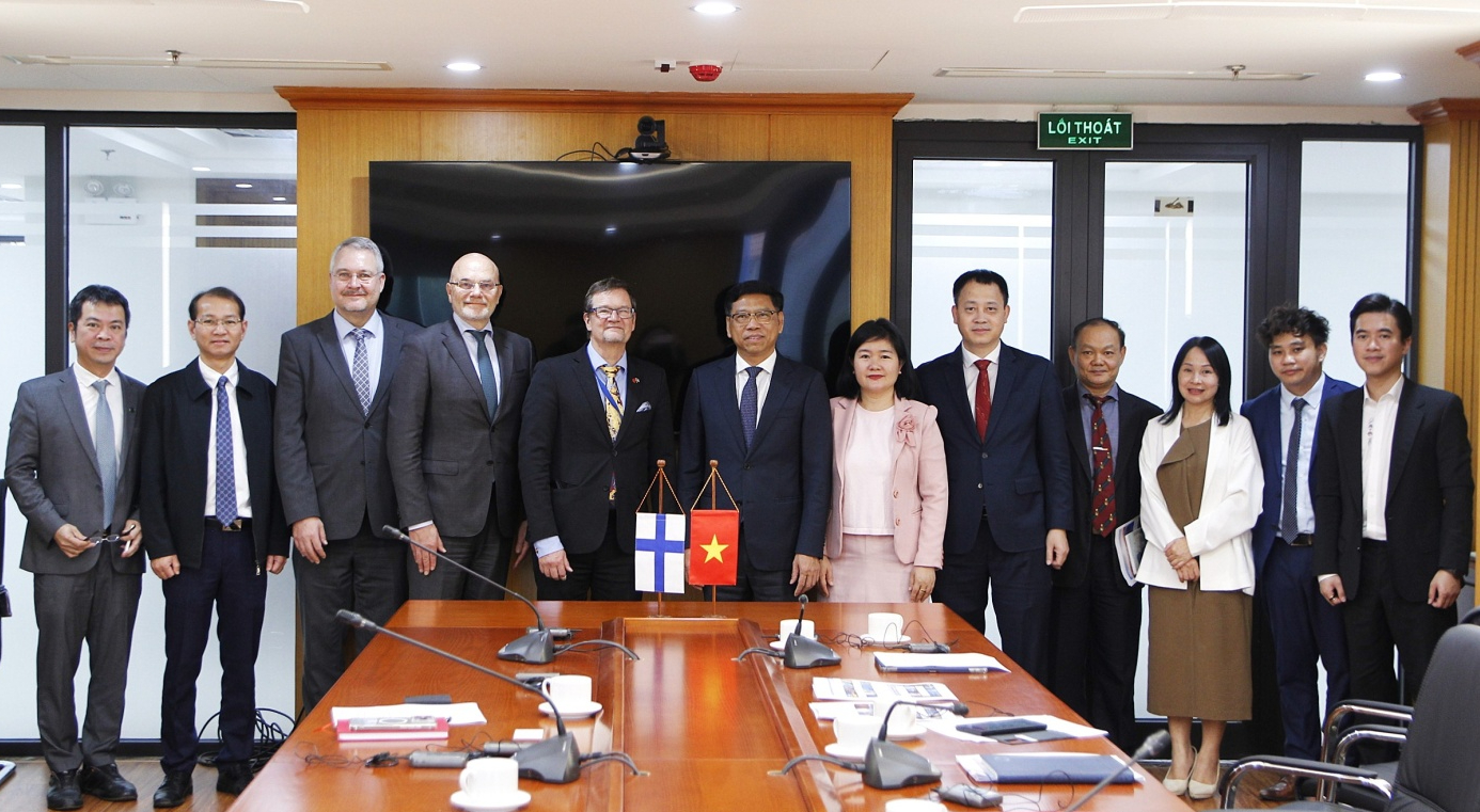 Lãnh đạo Bộ Xây dựng chụp ảnh lưu niệm với Đoàn công tácA của Đại sứ quán và Thương vụ Phần Lan.