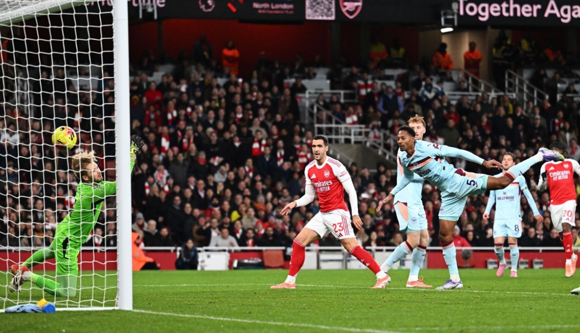 Đánh bại Brentford, Arsenal gia tăng khoảng cách với Man City- Ảnh 1.
