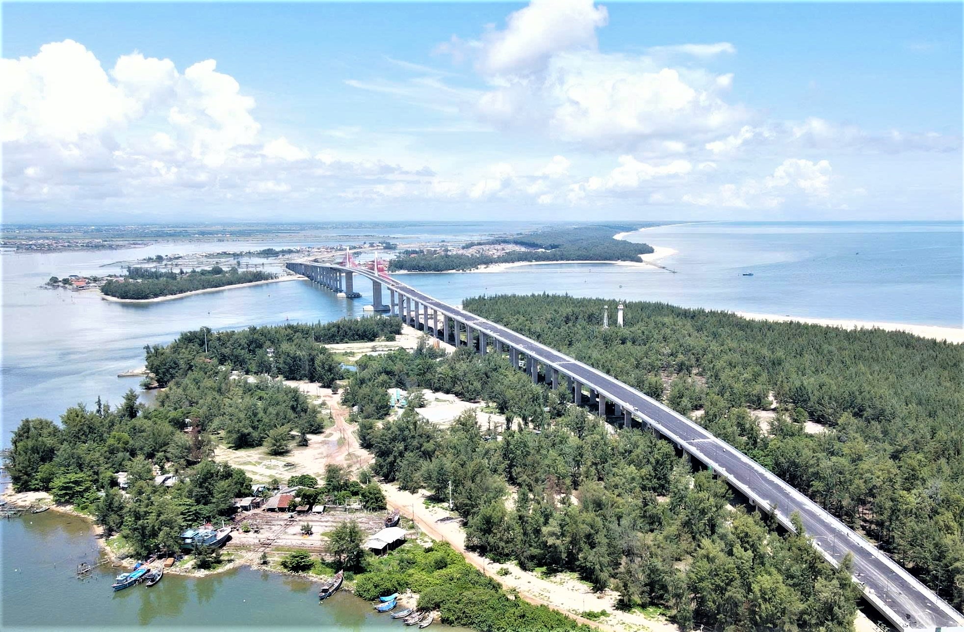 Huế: Cầu vượt biển Thuận An trễ hẹn thông xe do vướng hơn 1km mặt bằng- Ảnh 1.