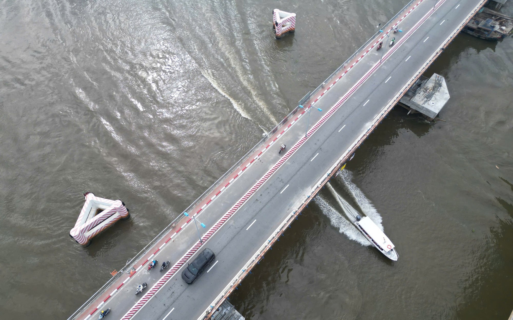 S&ocirc;ng S&agrave;i G&ograve;n th&ocirc;ng luồng nhờ n&acirc;ng tĩnh kh&ocirc;ng cầu: Bước tiến lớn cho vận tải thủy TP.HCM