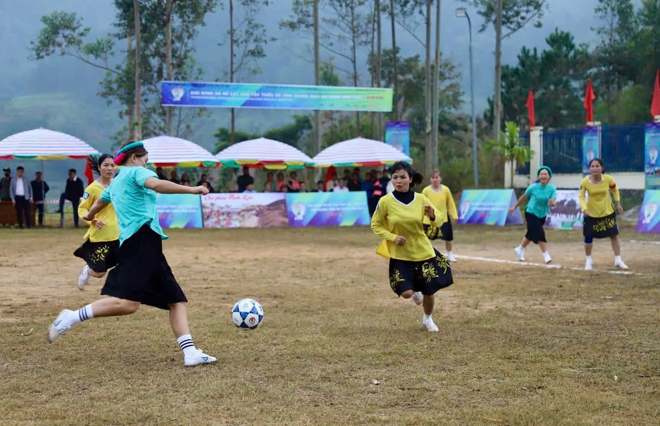 Quang Ninh: Otwarcie rozszerzonego turnieju piłki nożnej kobiet należących do mniejszości etnicznych w 2025 r. – zdjęcie 1. Quảng Ninh: Khai mạc giải bóng đá nữ các dân tộc thiểu số mở rộng năm 2025- Ảnh 1.