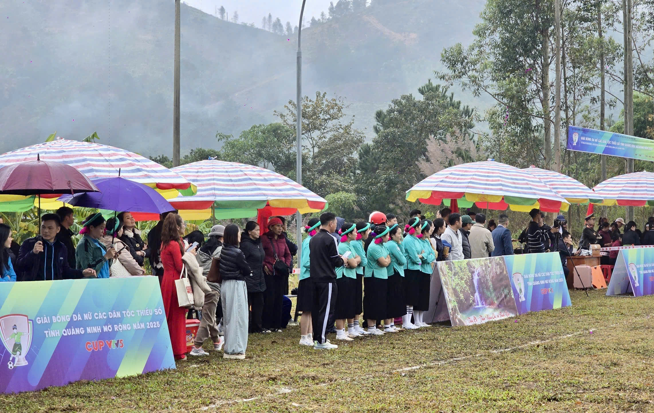Quang Ninh: Otwarcie rozszerzonego turnieju piłki nożnej kobiet należących do mniejszości etnicznych w 2025 r. – zdjęcie 4. Quảng Ninh: Khai mạc giải bóng đá nữ các dân tộc thiểu số mở rộng năm 2025- Ảnh 4.