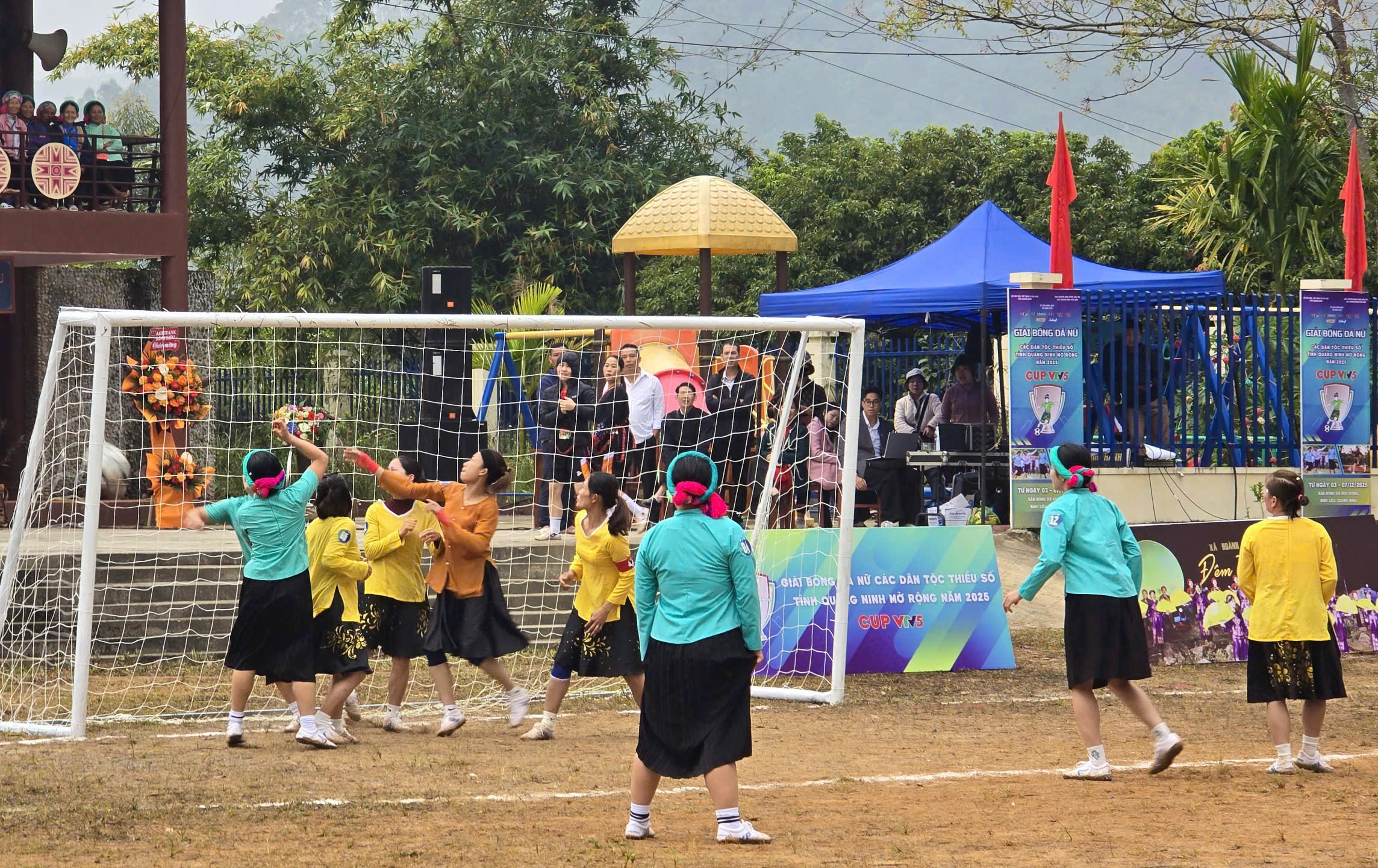 Quang Ninh: Otwarcie rozszerzonego turnieju piłki nożnej kobiet należących do mniejszości etnicznych w 2025 r. – zdjęcie 5. Quảng Ninh: Khai mạc giải bóng đá nữ các dân tộc thiểu số mở rộng năm 2025- Ảnh 5.