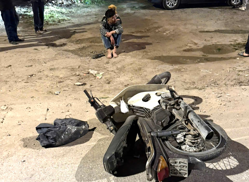 Hai đối tượng c&ugrave;ng phương tiện đ&atilde; t&ocirc;ng thẳng v&agrave;o đại &uacute;y cảnh s&aacute;t giao th&ocirc;ng.