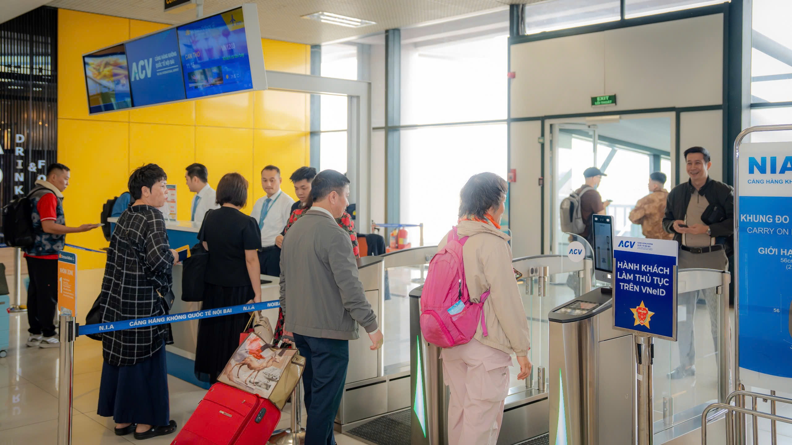 S&acirc;n bay Nội B&agrave;i dự kiến đ&oacute;n gần 115.000 lượt kh&aacute;ch trong ng&agrave;y cao điểm dịp Tết Dương lịch- Ảnh 7.