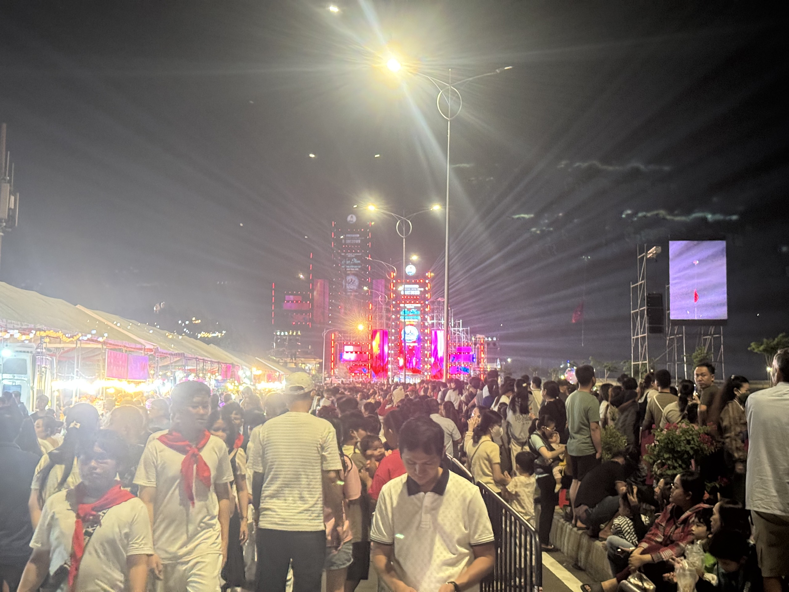 B&ugrave;ng nổ đ&ecirc;m hội flyboard ch&agrave;o đ&oacute;n năm mới tr&ecirc;n s&ocirc;ng Đồng Nai- Ảnh 8.