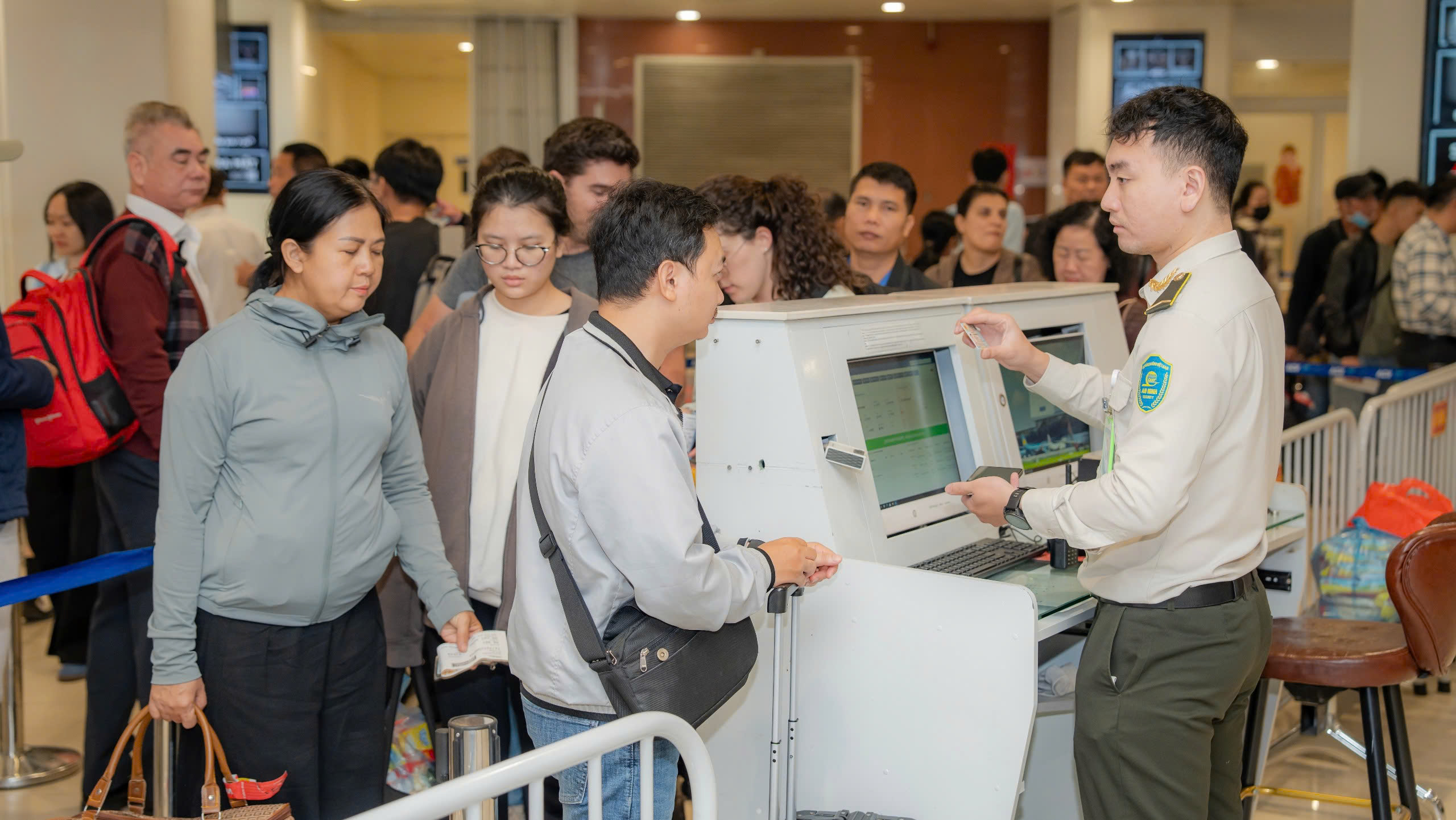 S&acirc;n bay Nội B&agrave;i dự kiến đ&oacute;n gần 115.000 lượt kh&aacute;ch trong ng&agrave;y cao điểm dịp Tết Dương lịch- Ảnh 3.